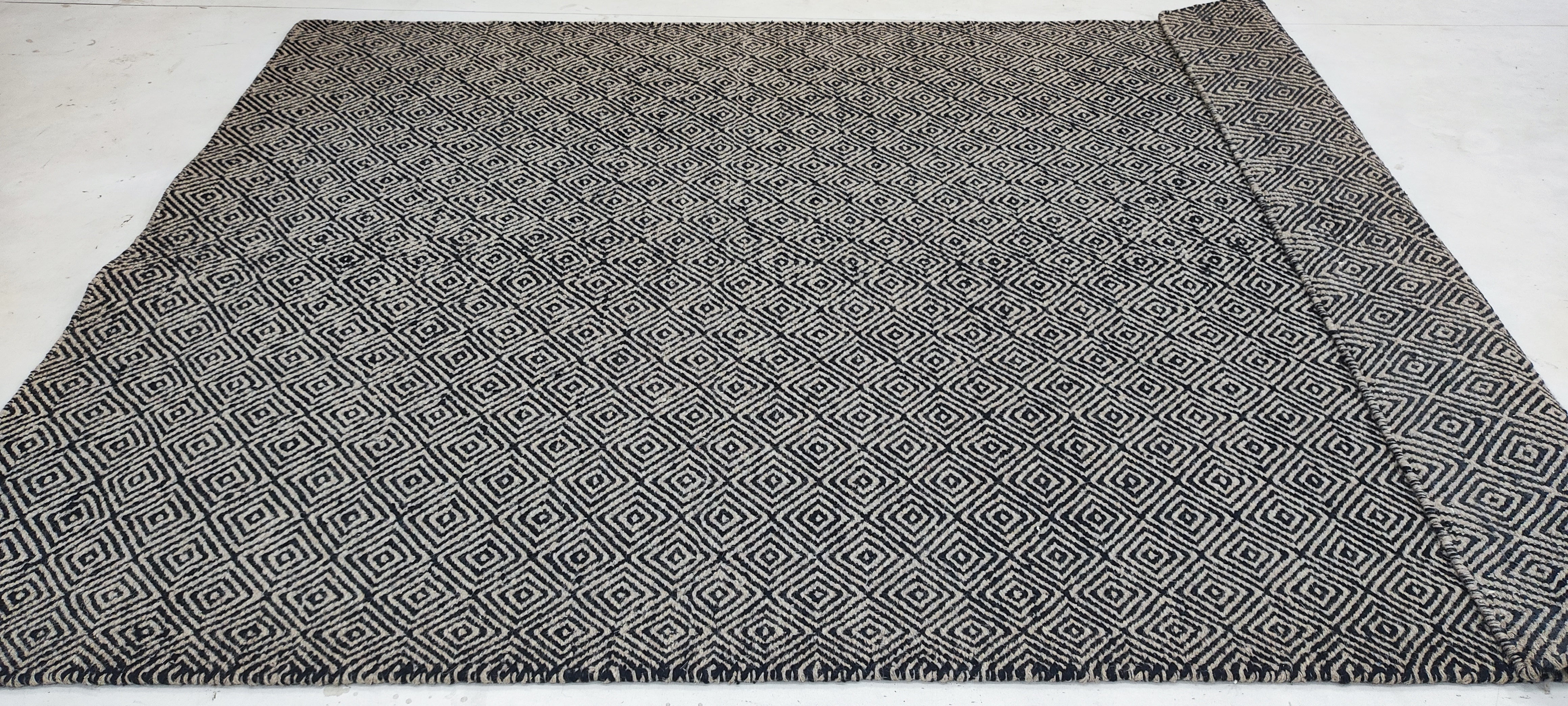 McLoughlin 5.3x7.6 Handwoven Durrie Black and Ivory