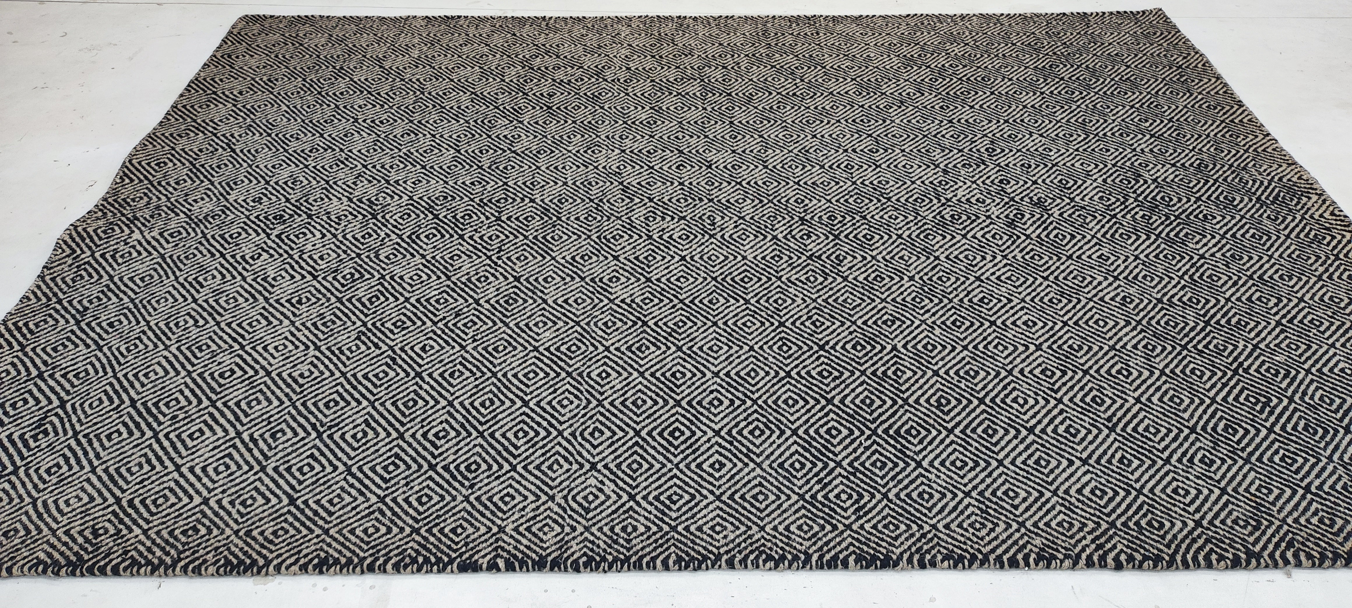 McLoughlin 5.3x7.6 Handwoven Durrie Black and Ivory