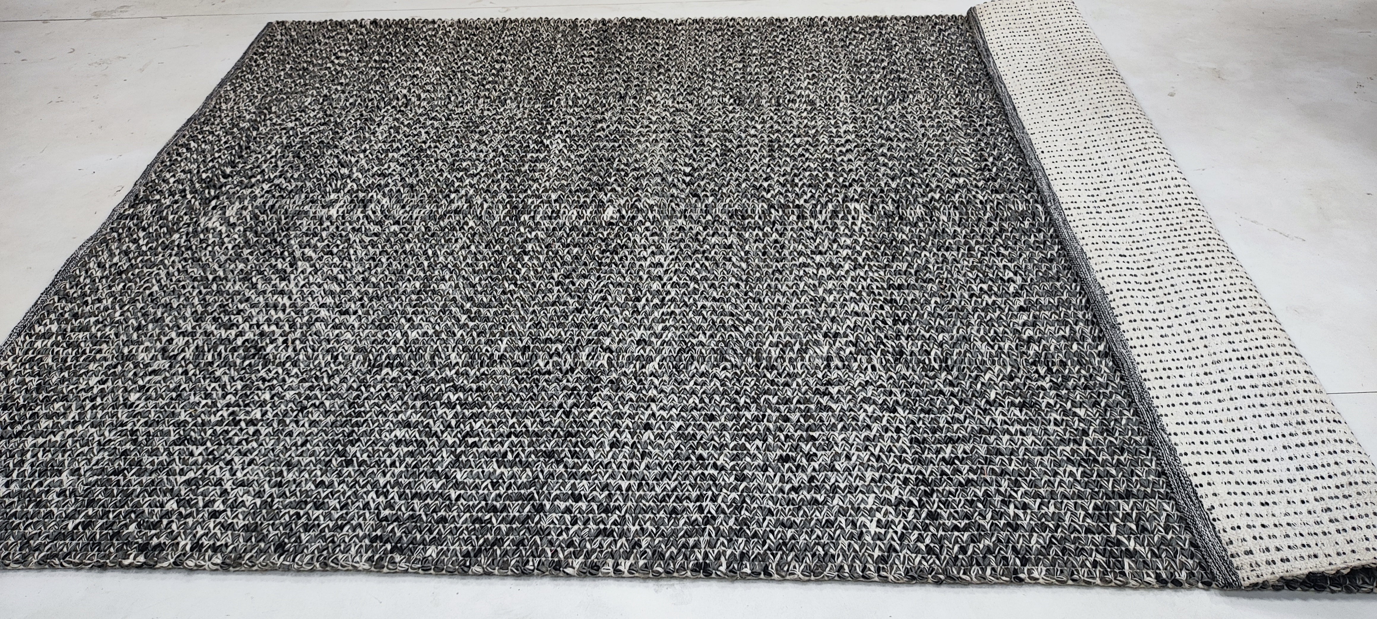 Kattan 5.6x7.6 Handwoven Durrie Ivory and Black