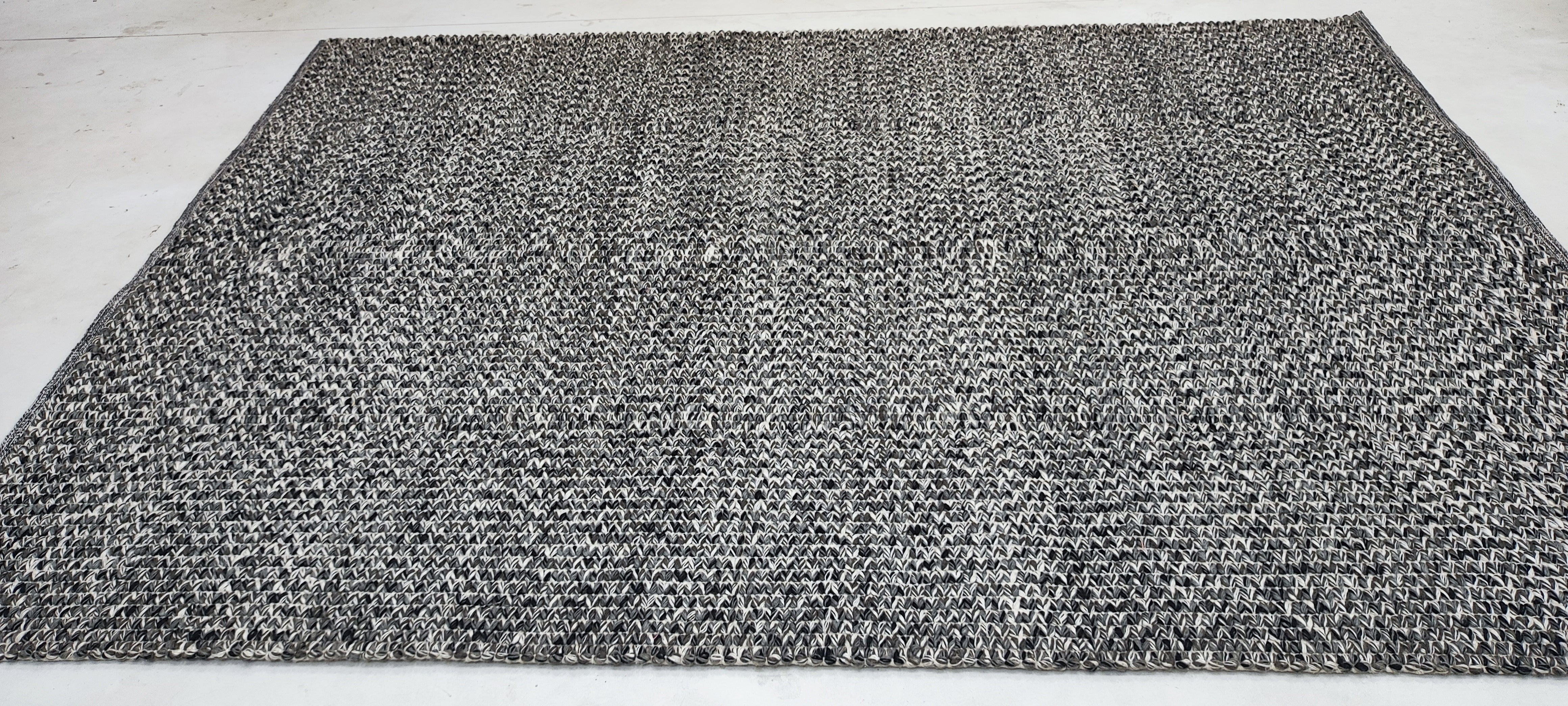 Kattan 5.6x7.6 Handwoven Durrie Ivory and Black