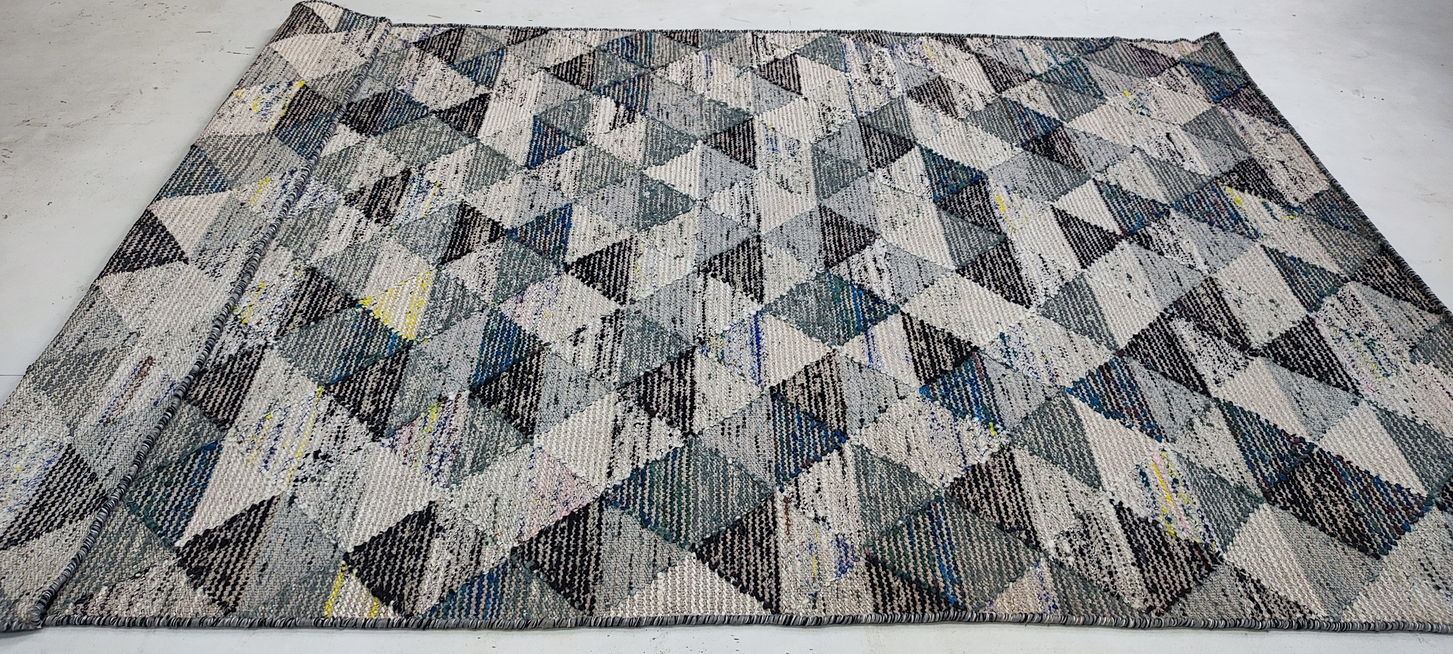 Iian Roklav Handwoven Durrie Rug (Multiple Colors and Sizes)