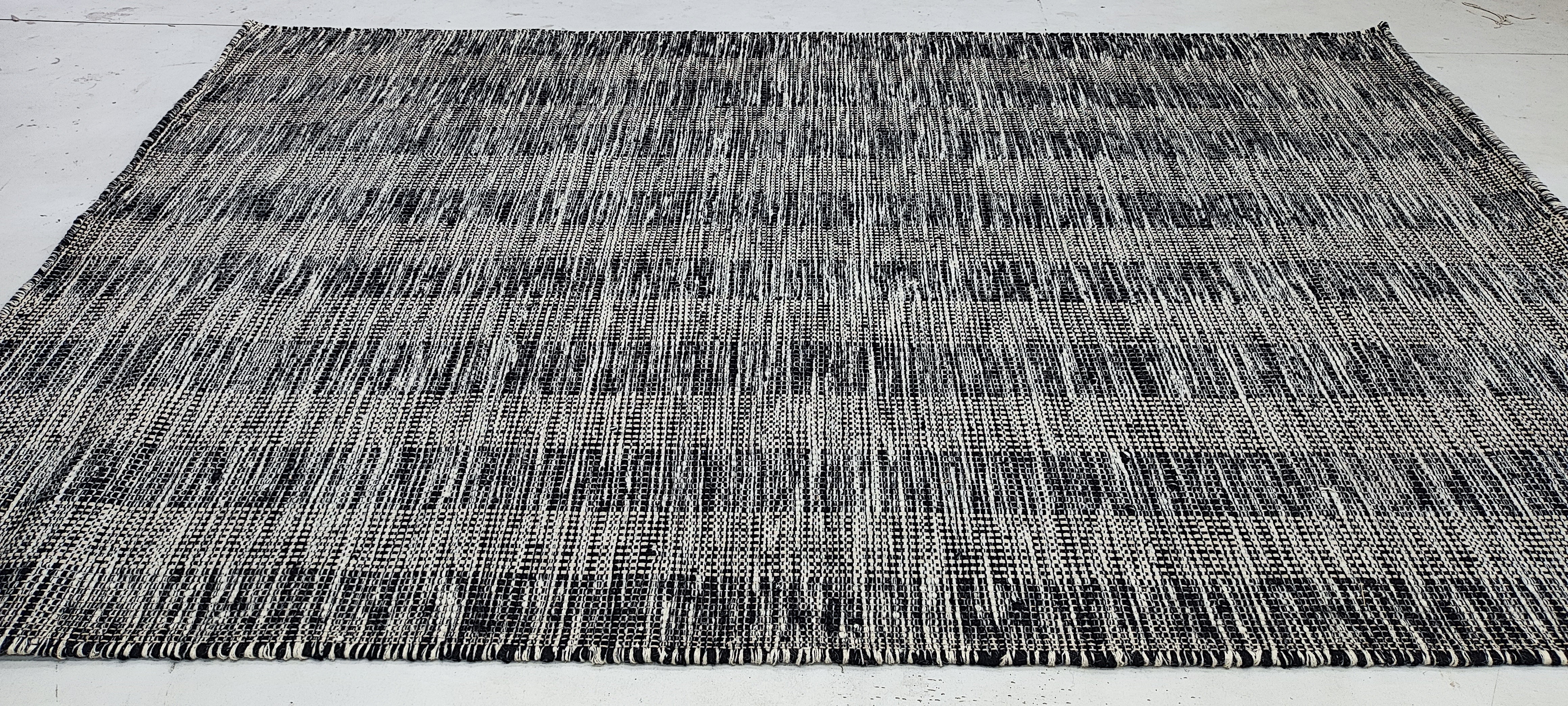 Druski 5.3x8 Handwoven Durrie Black and Ivory