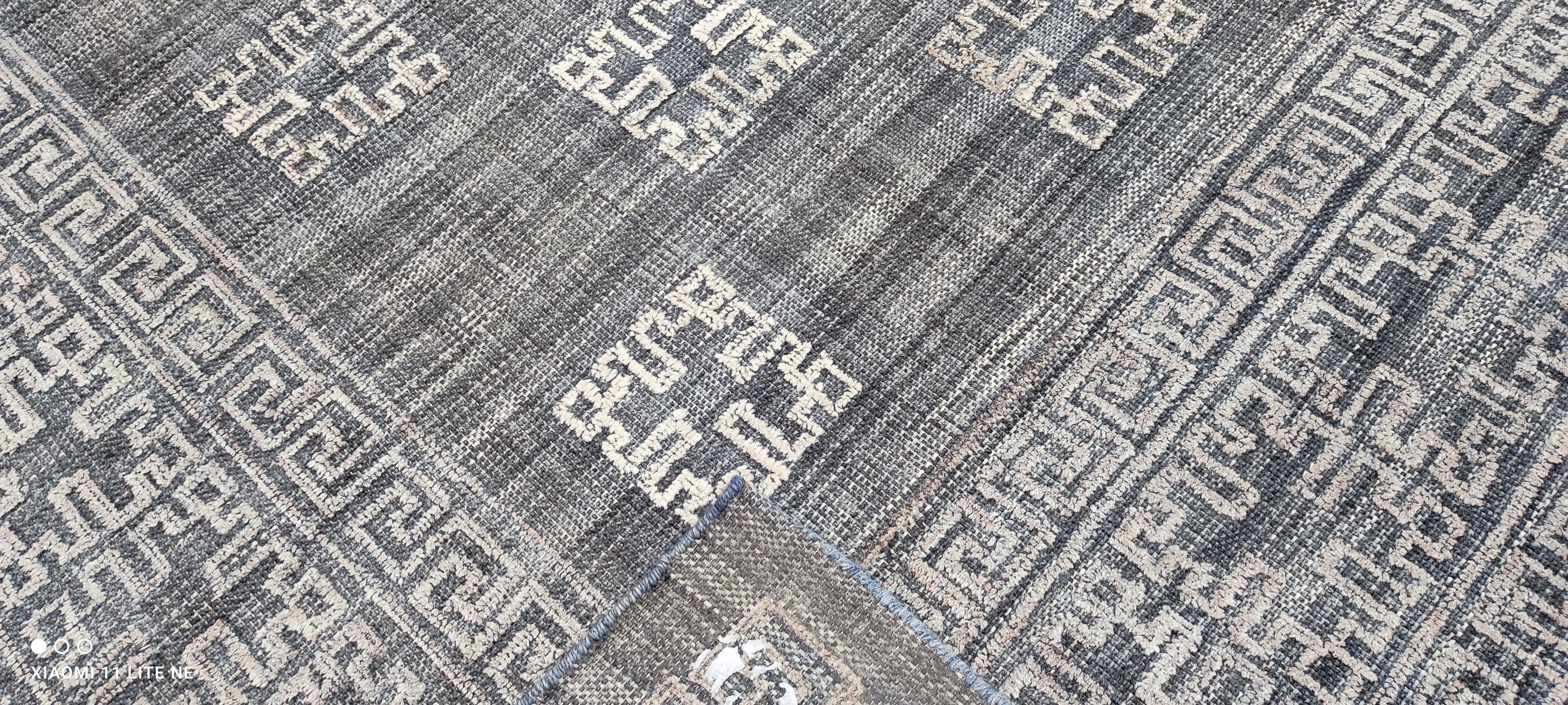 Michael Vaughan 7.6x9.6 Grey Handwoven Modern Rug