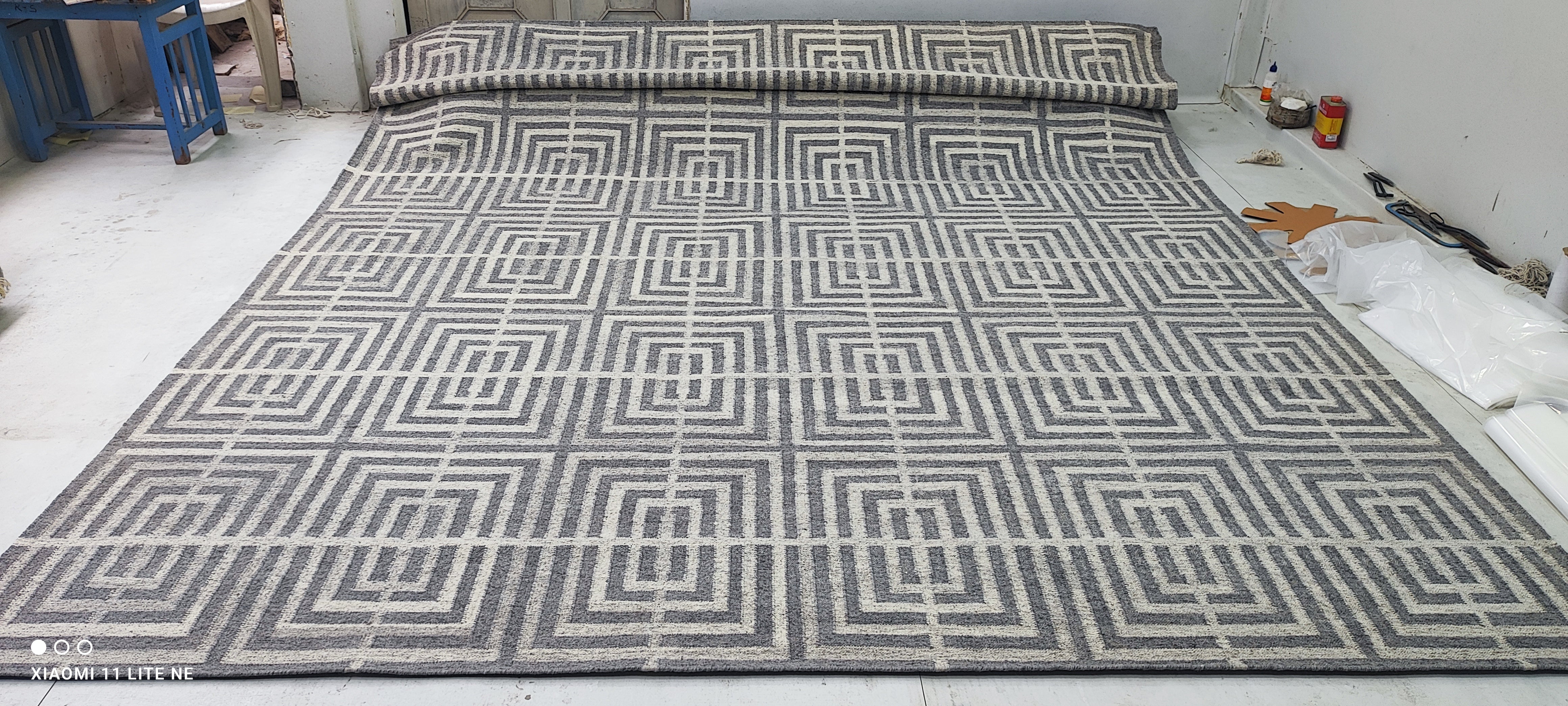 Zach Shallcross Grey Handwoven Modern Rug (Multiple Sizes)