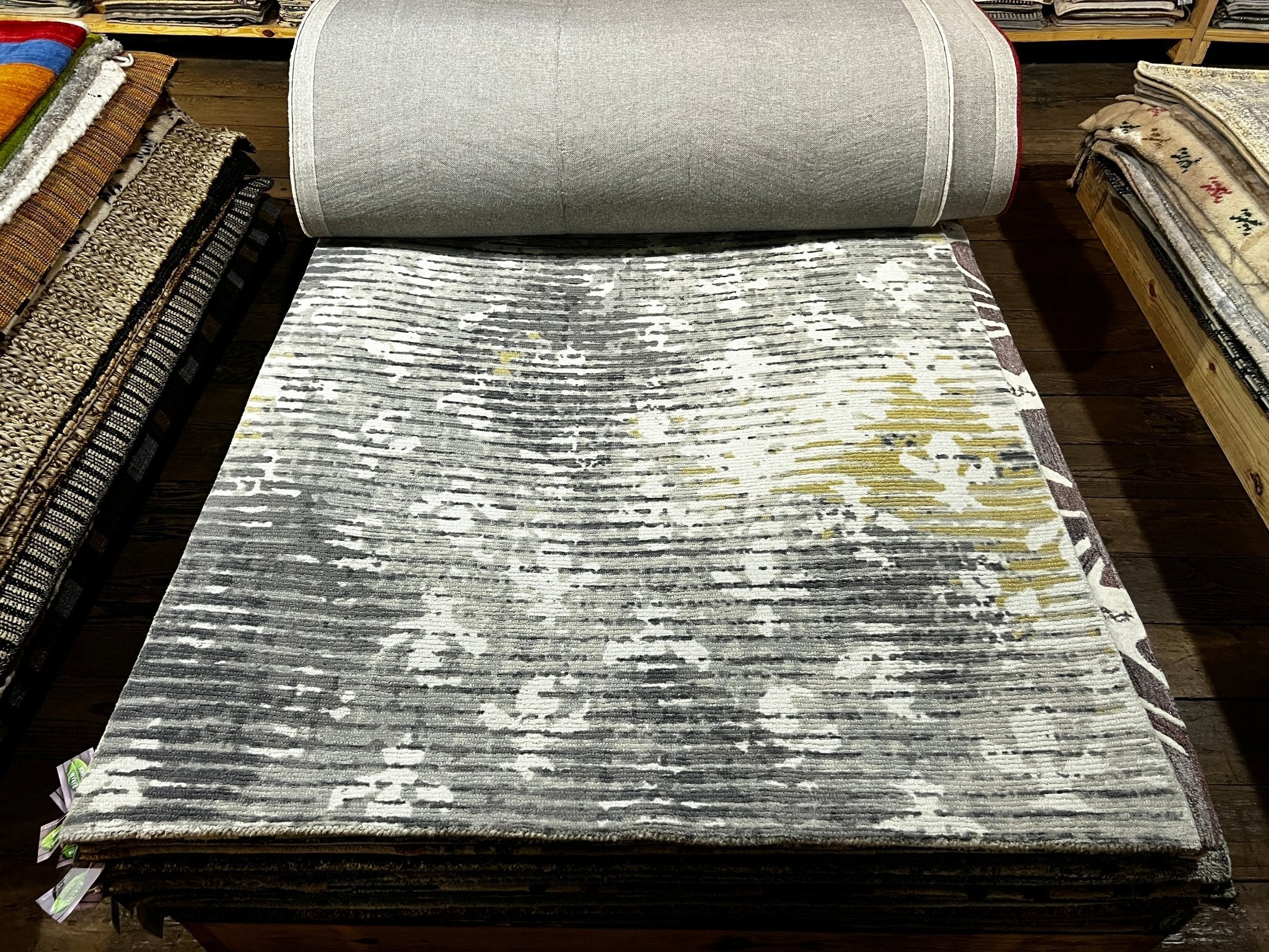 Nina van Pallandt 5x7 Ivory and Blue Hand-Tufted Rug | Banana Manor Rug Factory Outlet