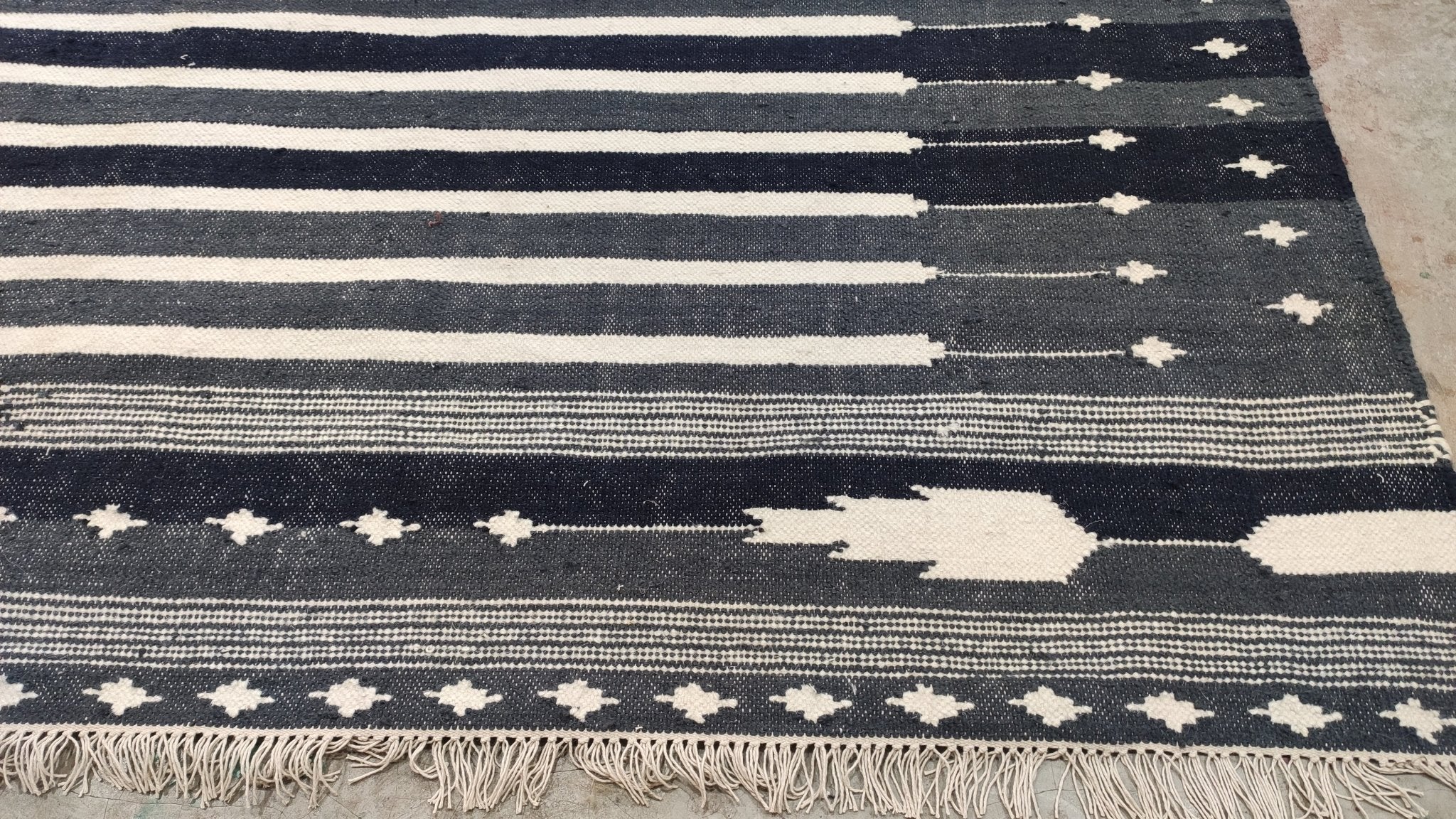 Geronimo 6x6 Dark Grey and Ivory Handwoven Rug | Banana Manor Rug Company