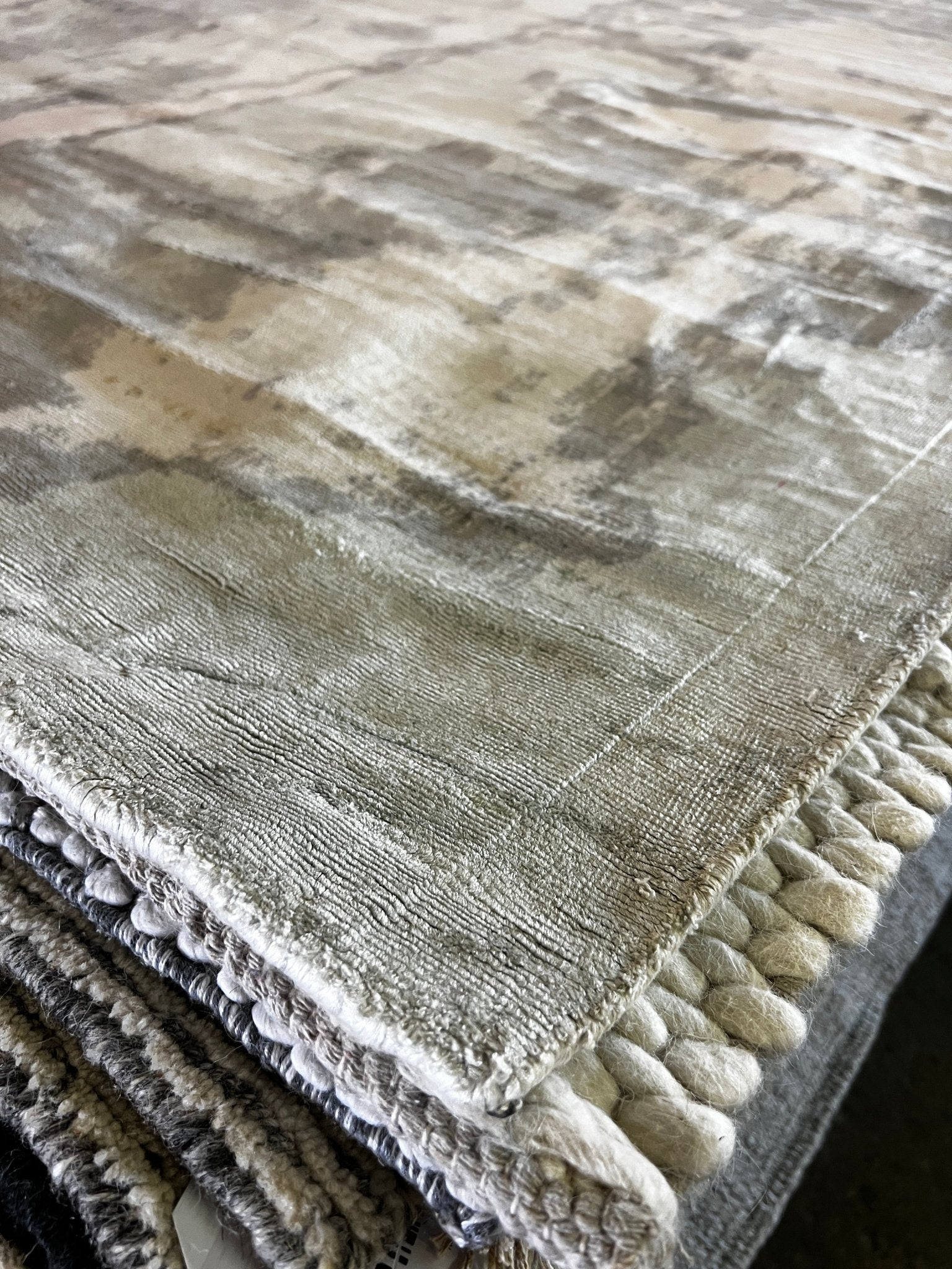 Ian Handwoven Silver & Grey Modern Viscose (Multiple Sizes) | Banana Manor Rug Factory Outlet