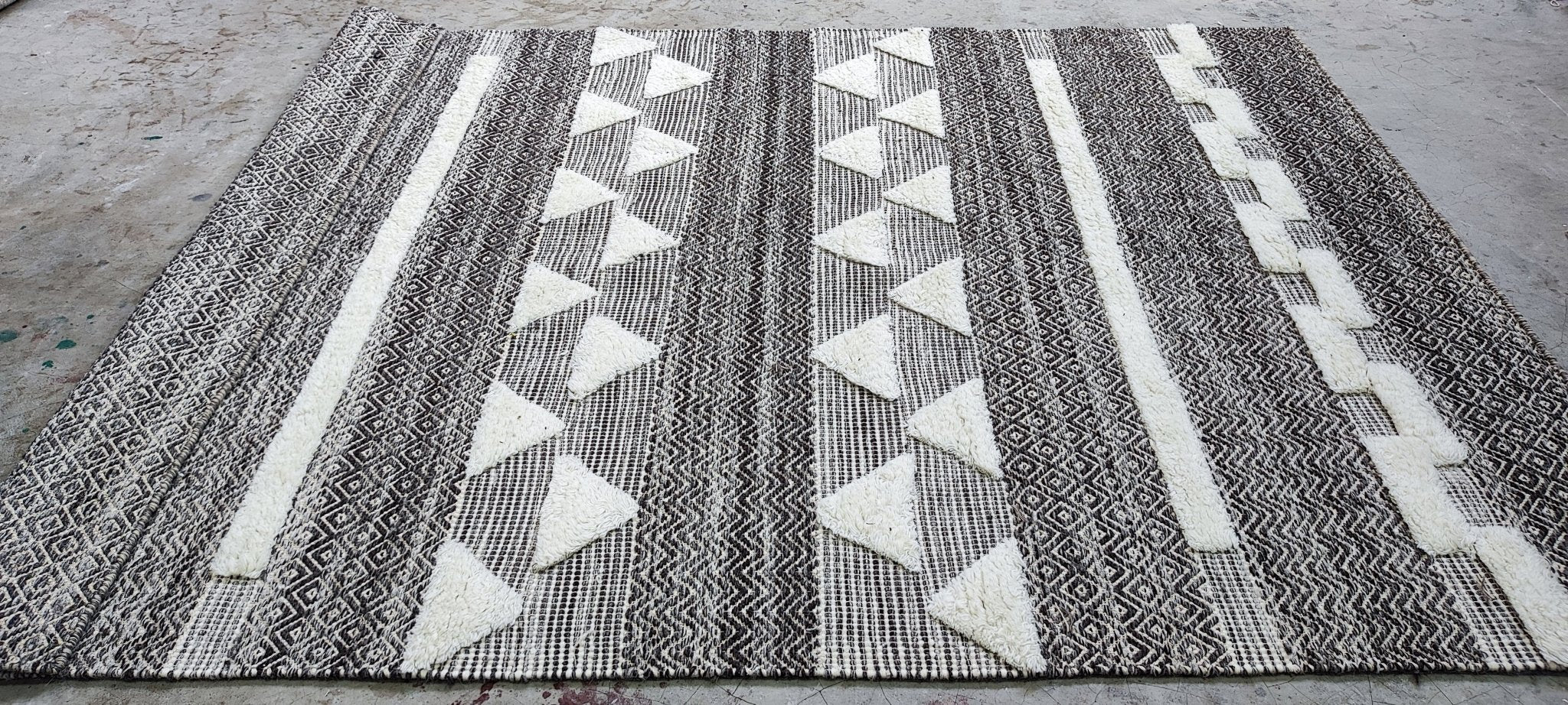 Manolito 5.3x7.6 Handwoven Ivory & Black Chevron | Banana Manor Rug Factory Outlet