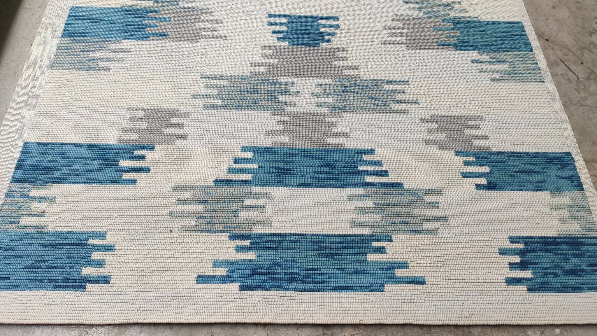 Nora Love 5x8 White and Blue Hand-Tufted Rug | Banana Manor Rug Company