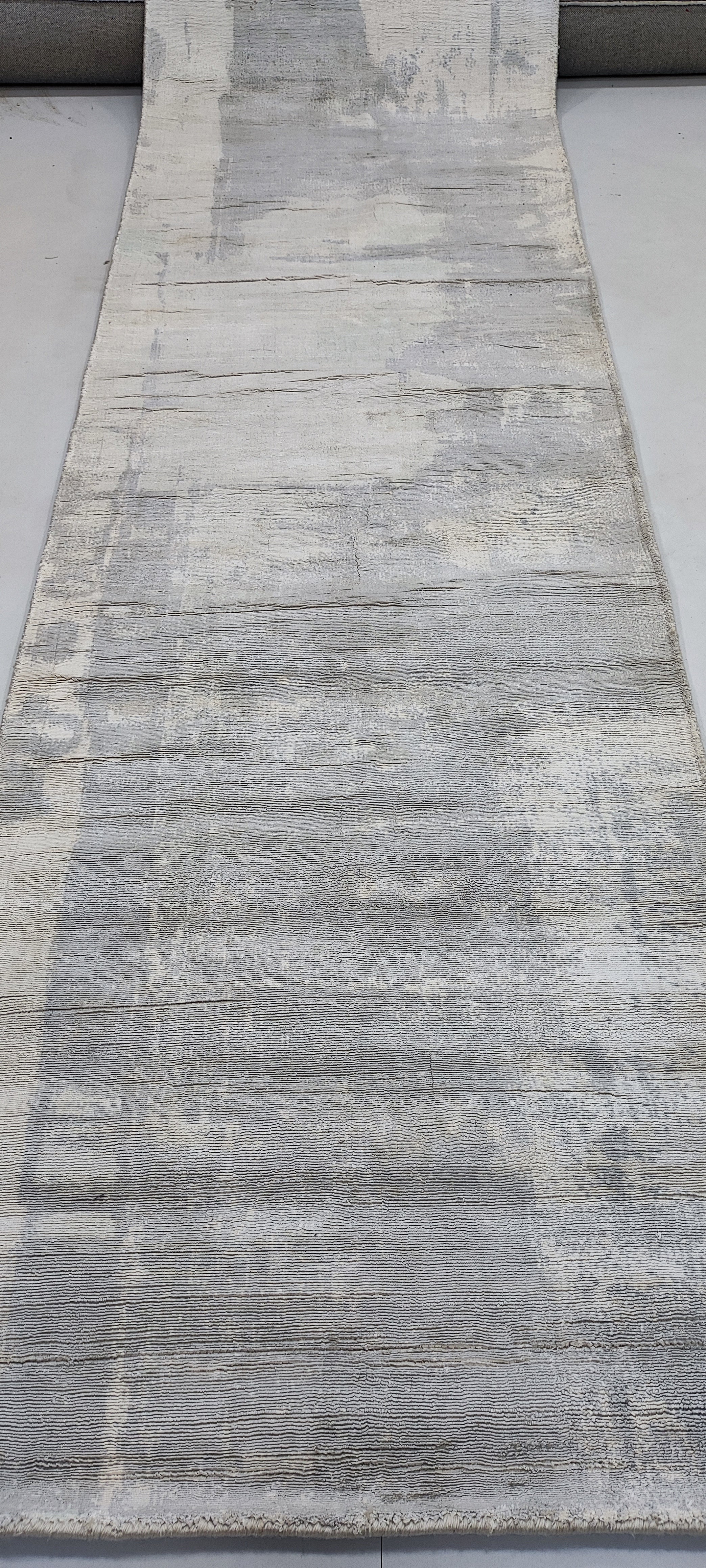 Richard Hand-Woven Modern Silver and Grey Viscose (Multiple Sizes)