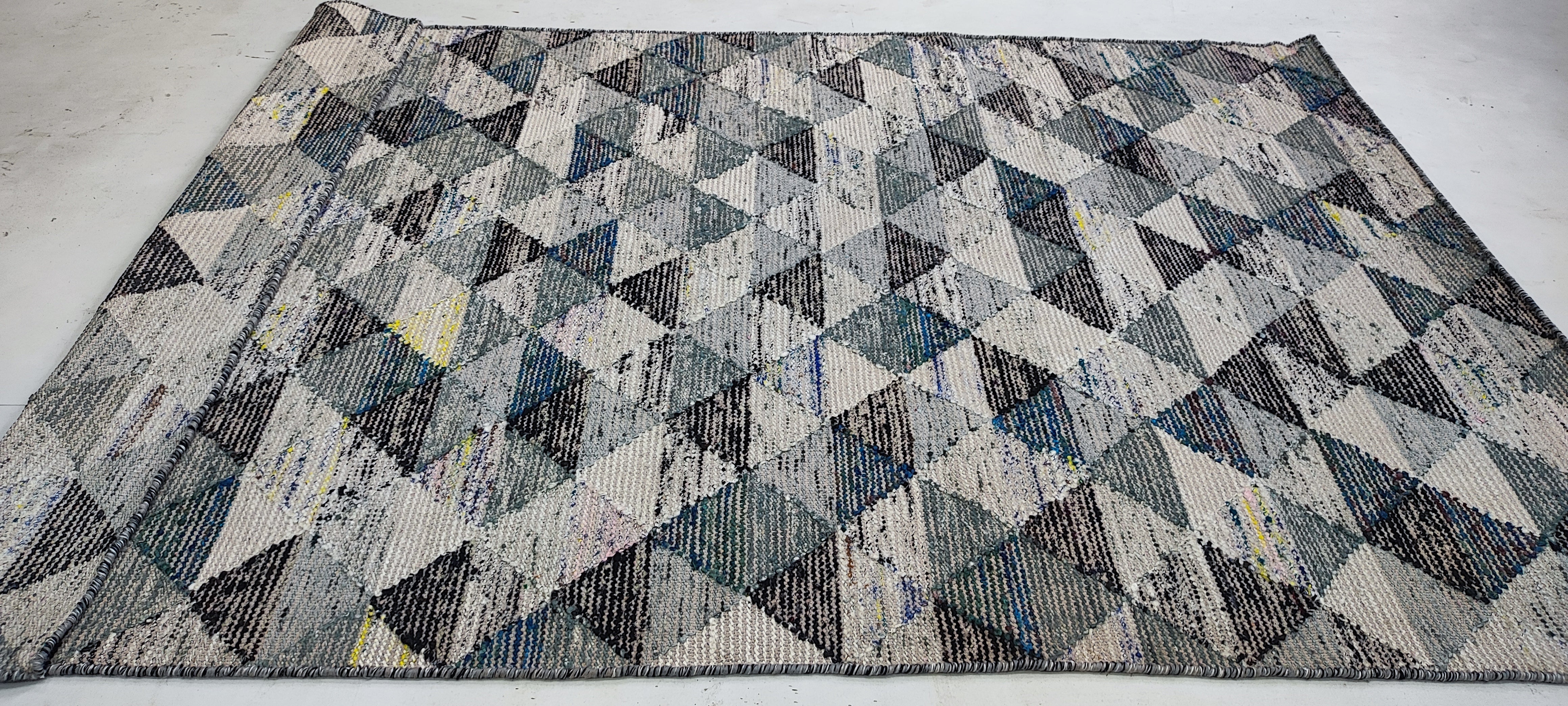 Iian Roklav Hand-woven Durrie Rug (Multiple Colors and Sizes)