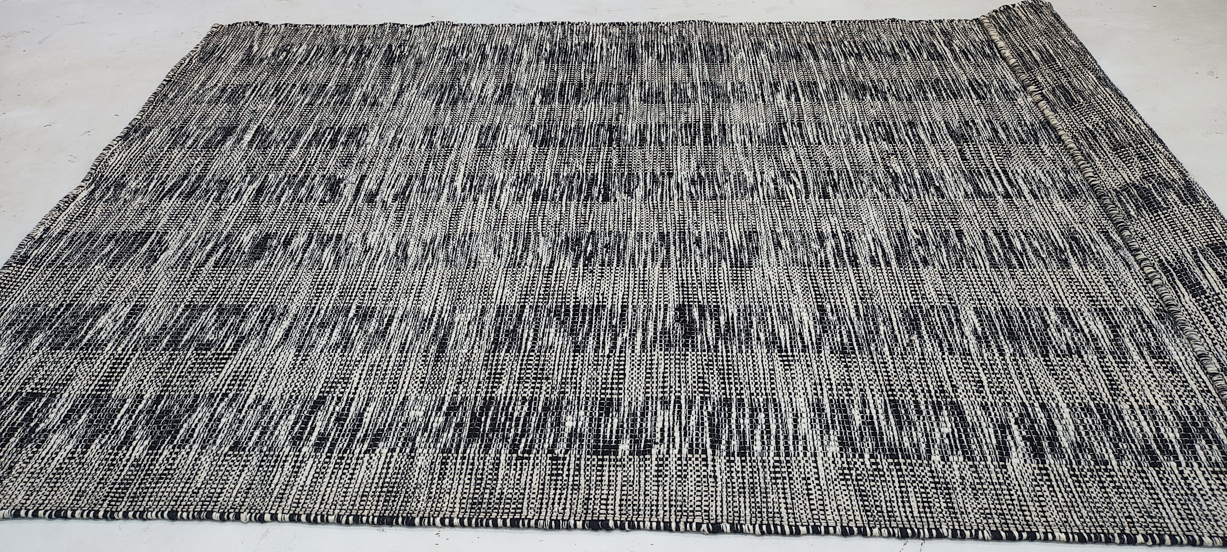 Waheed 5.3x8 Hand-Woven Durrie Ivory and Black