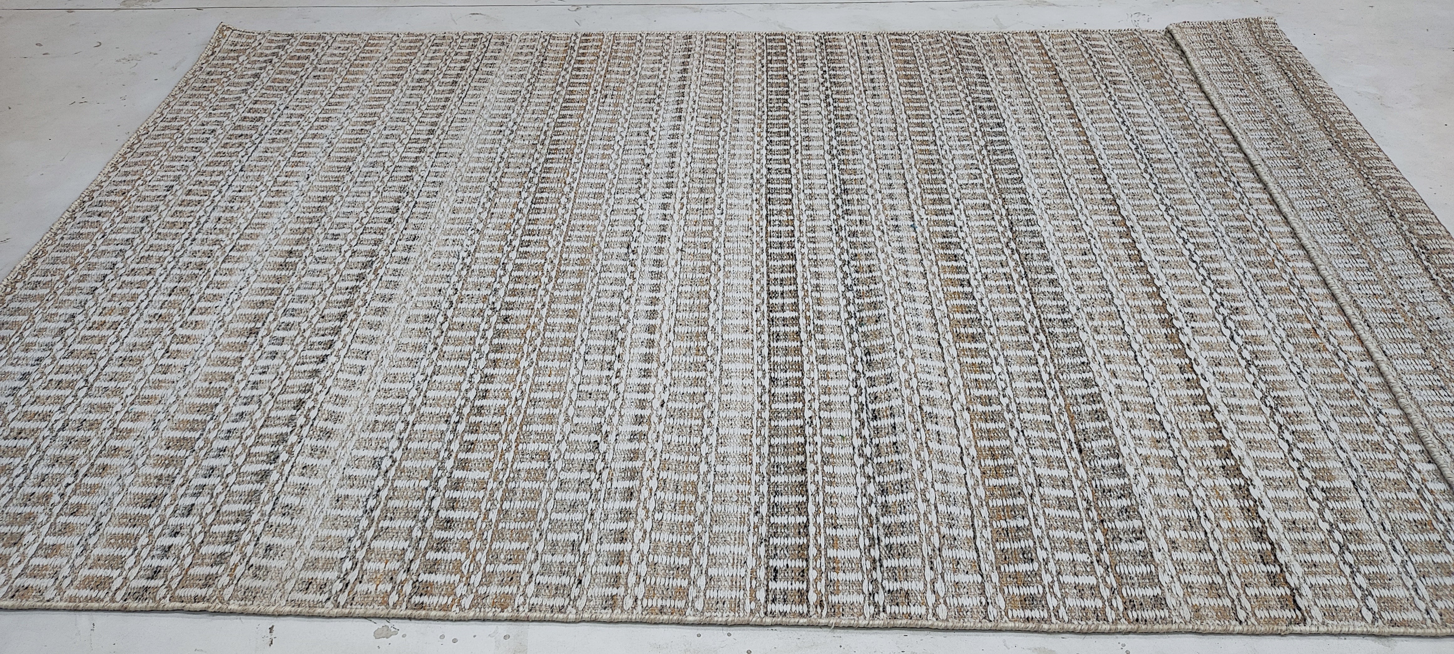 Chow 5.3x7.6 Hand-Woven Durrie Ivory and Tan