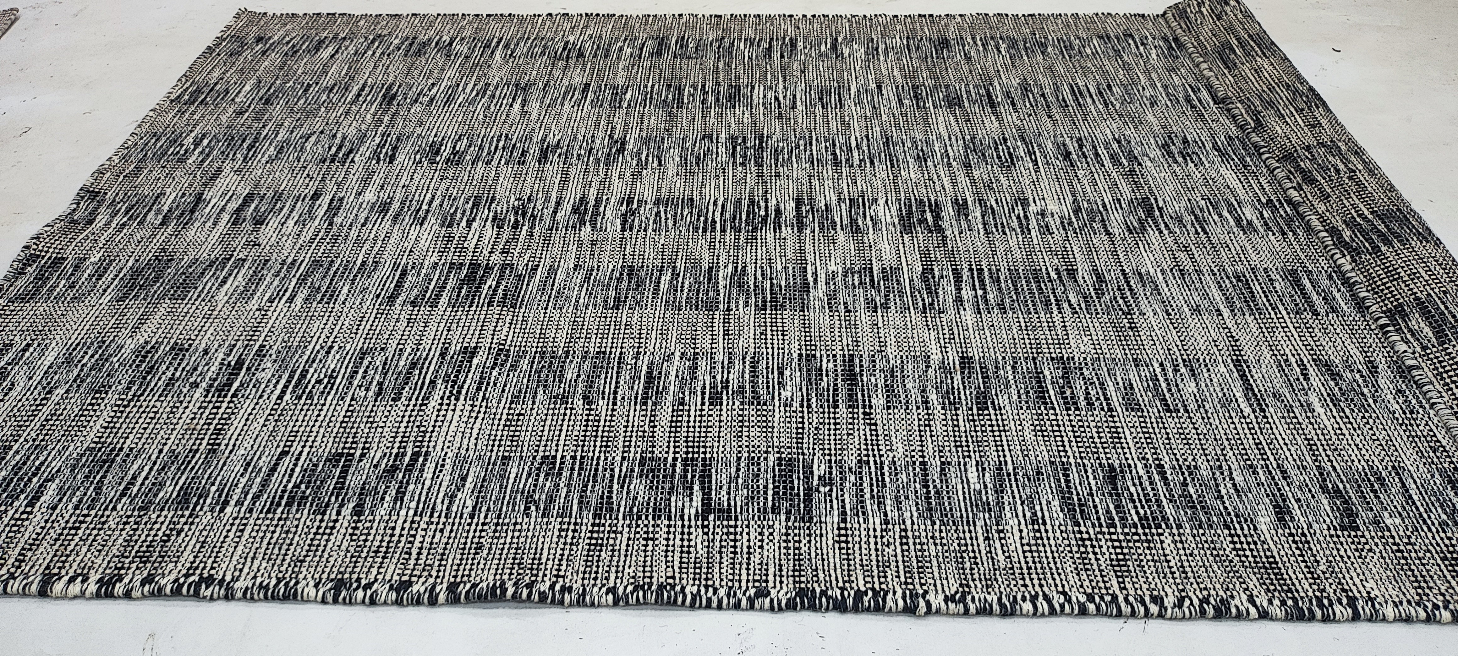 Reggie Franklin 5.3x8 Hand-woven Durrie Rug Ivory and Black