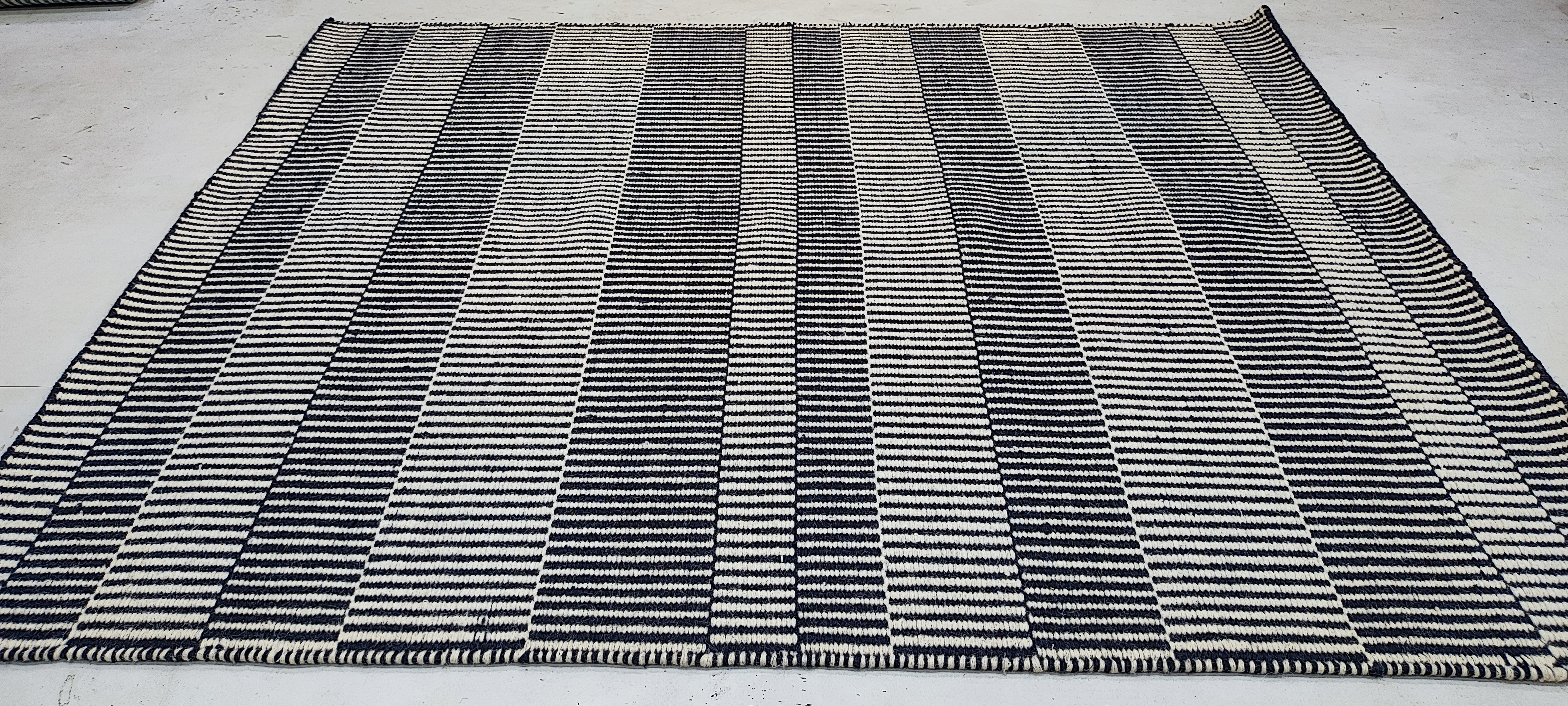 Karl Urban Hand-woven Durrie Rug (Multiple Sizes & Colors)