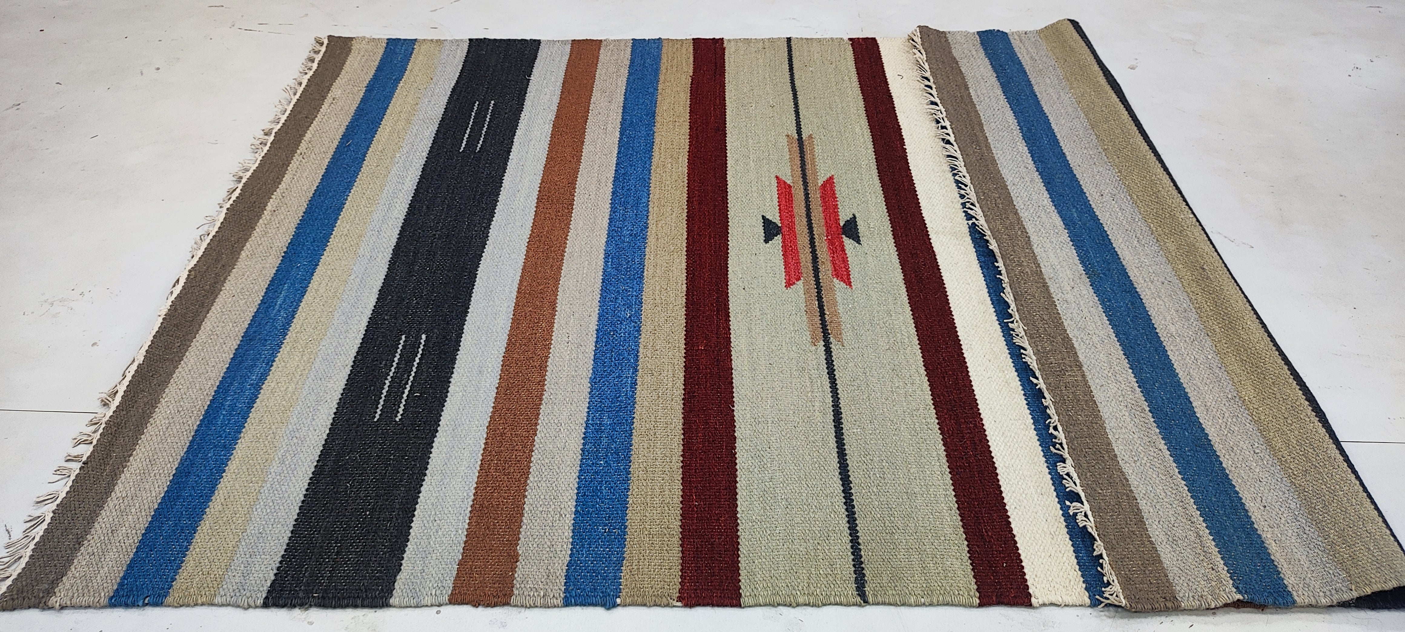 Simon Pegg 4x6 Hand-woven Durrie Rug (Multiple Colors)