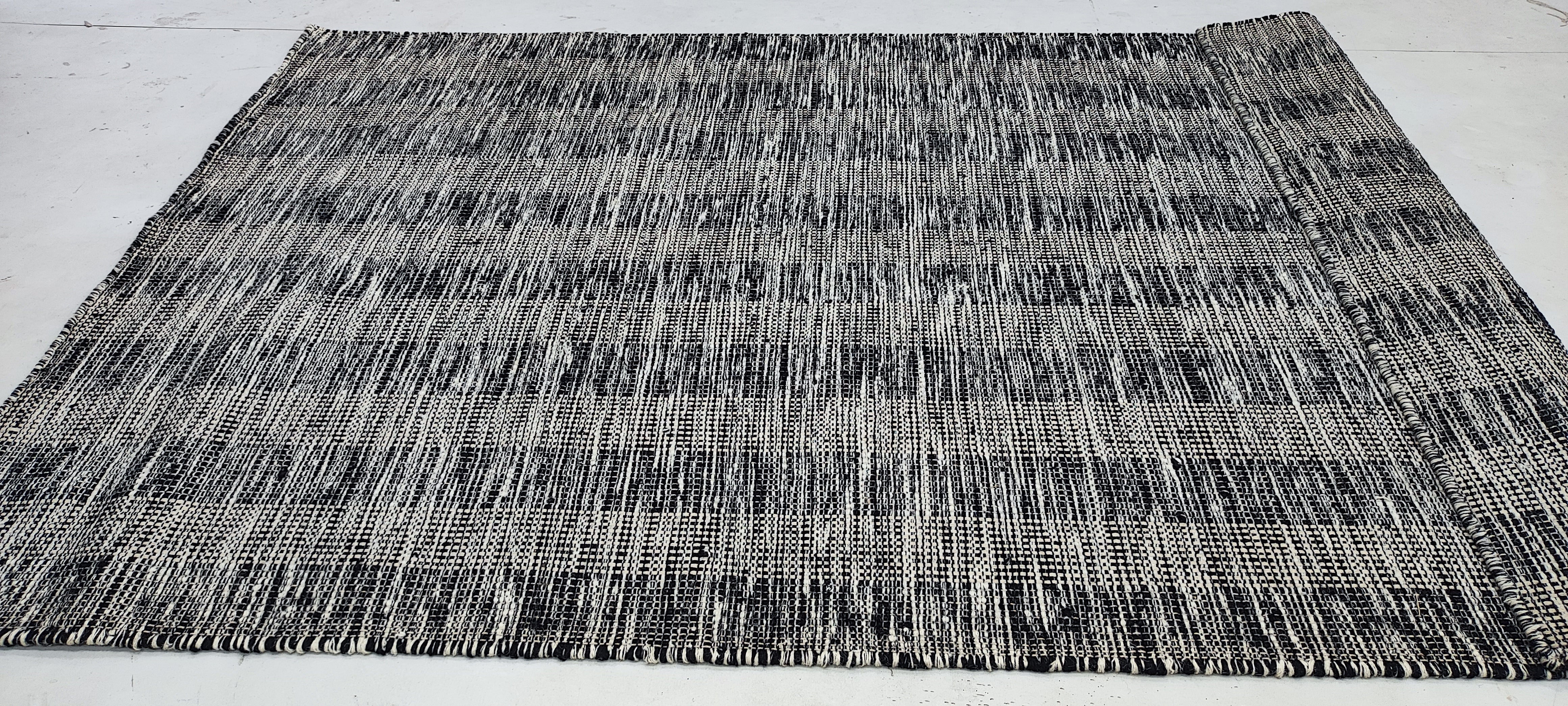 Druski 5.3x8 Hand-Woven Durrie Black and Ivory