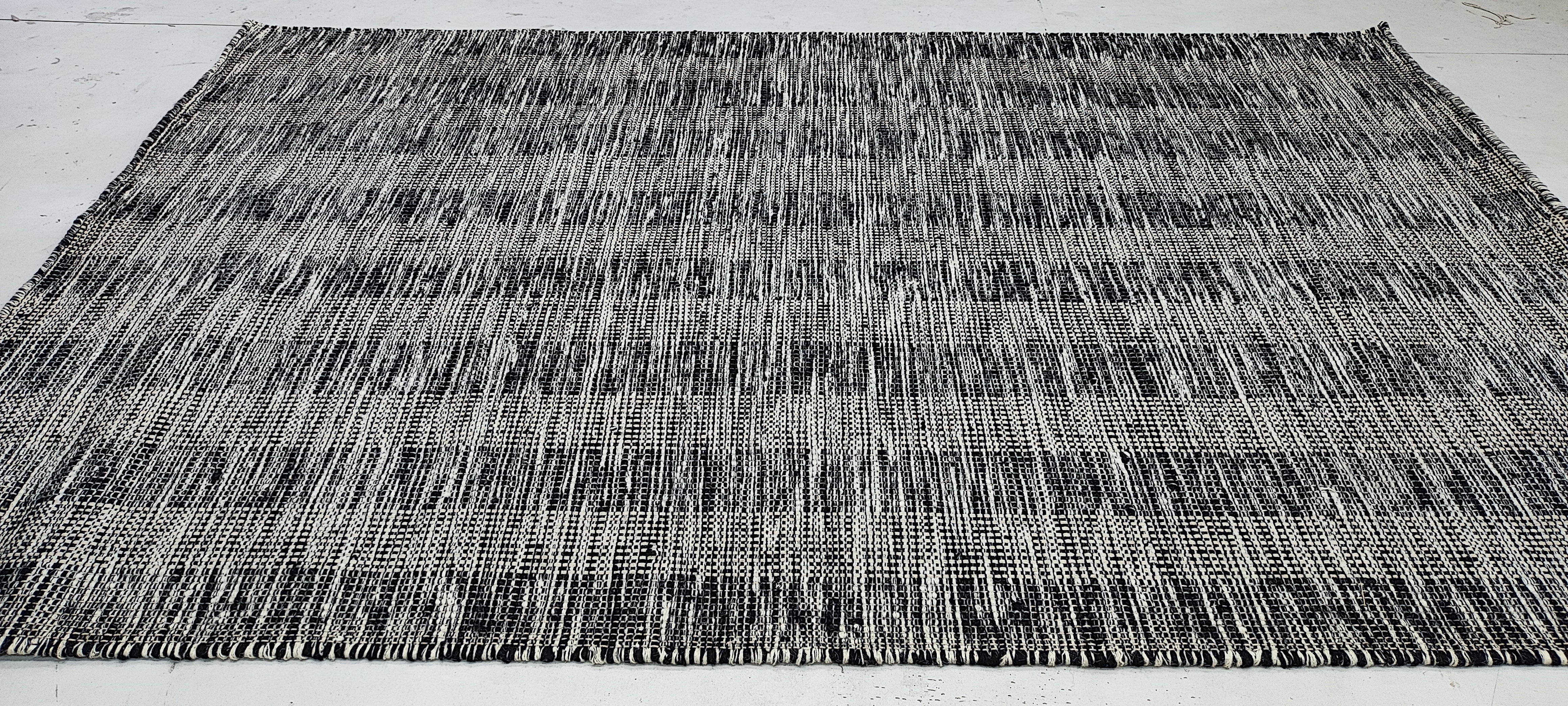 Druski 5.3x8 Hand-Woven Durrie Black and Ivory