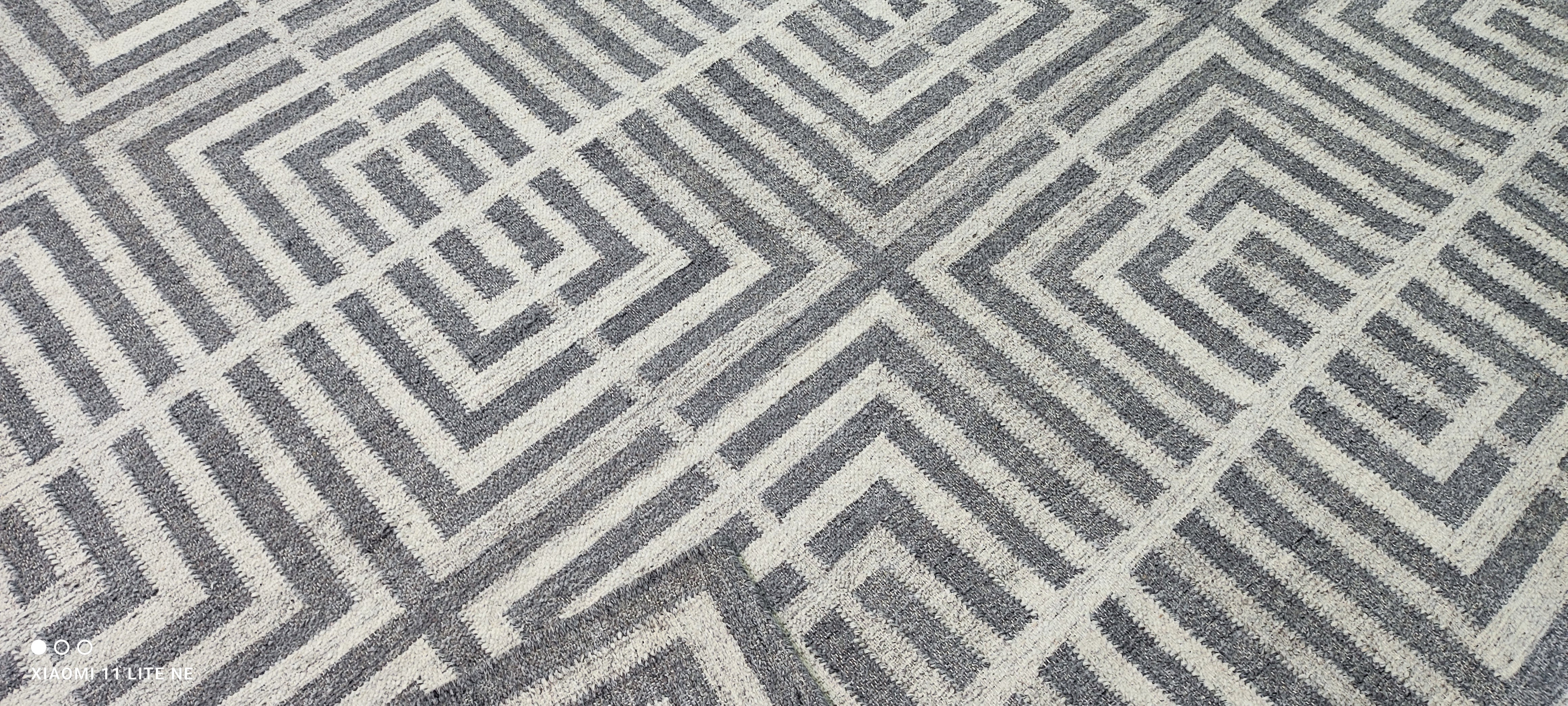 Zach Shallcross Grey Handwoven Modern Rug (Multiple Sizes)