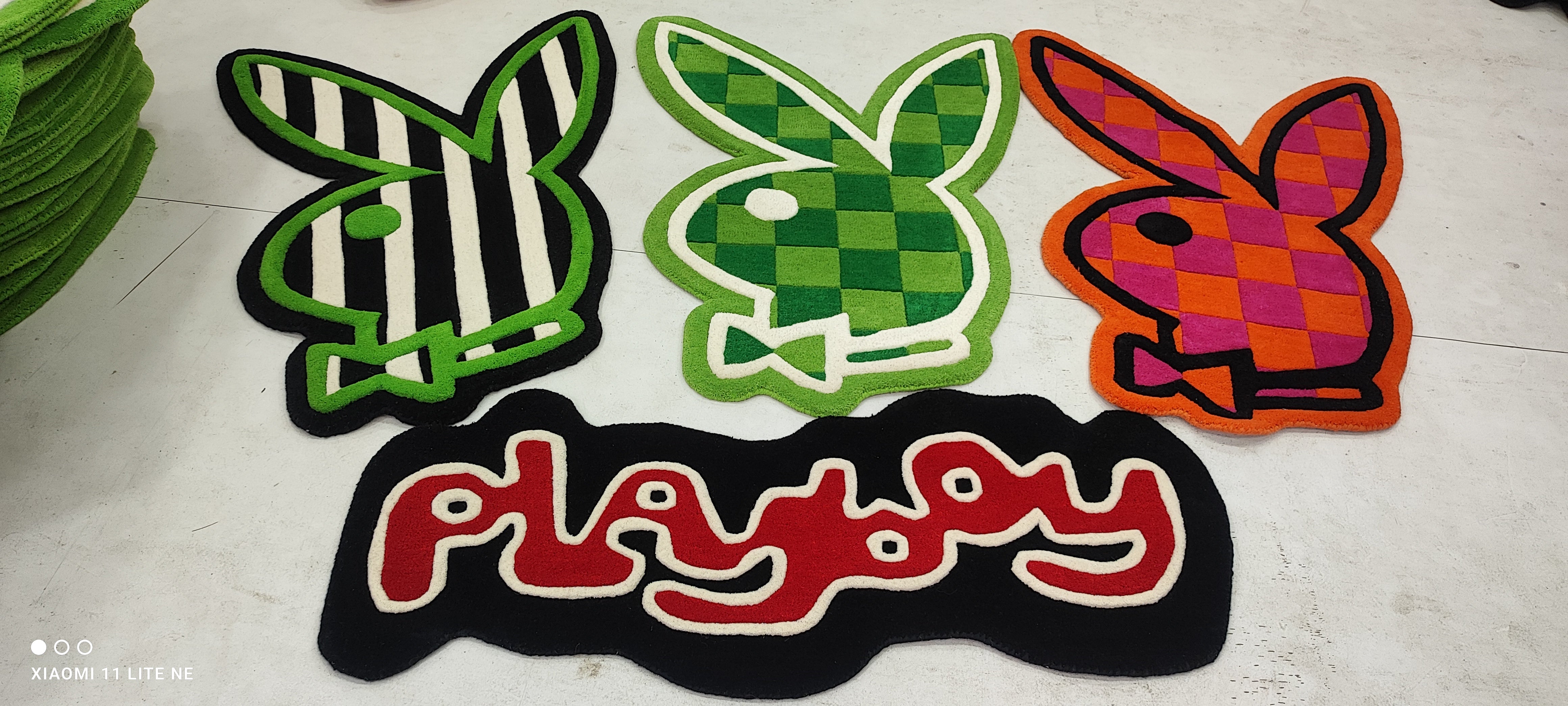 Hugh Hefner 1.3x3.9 Black & Red Playboy Hand-Tufted Rug