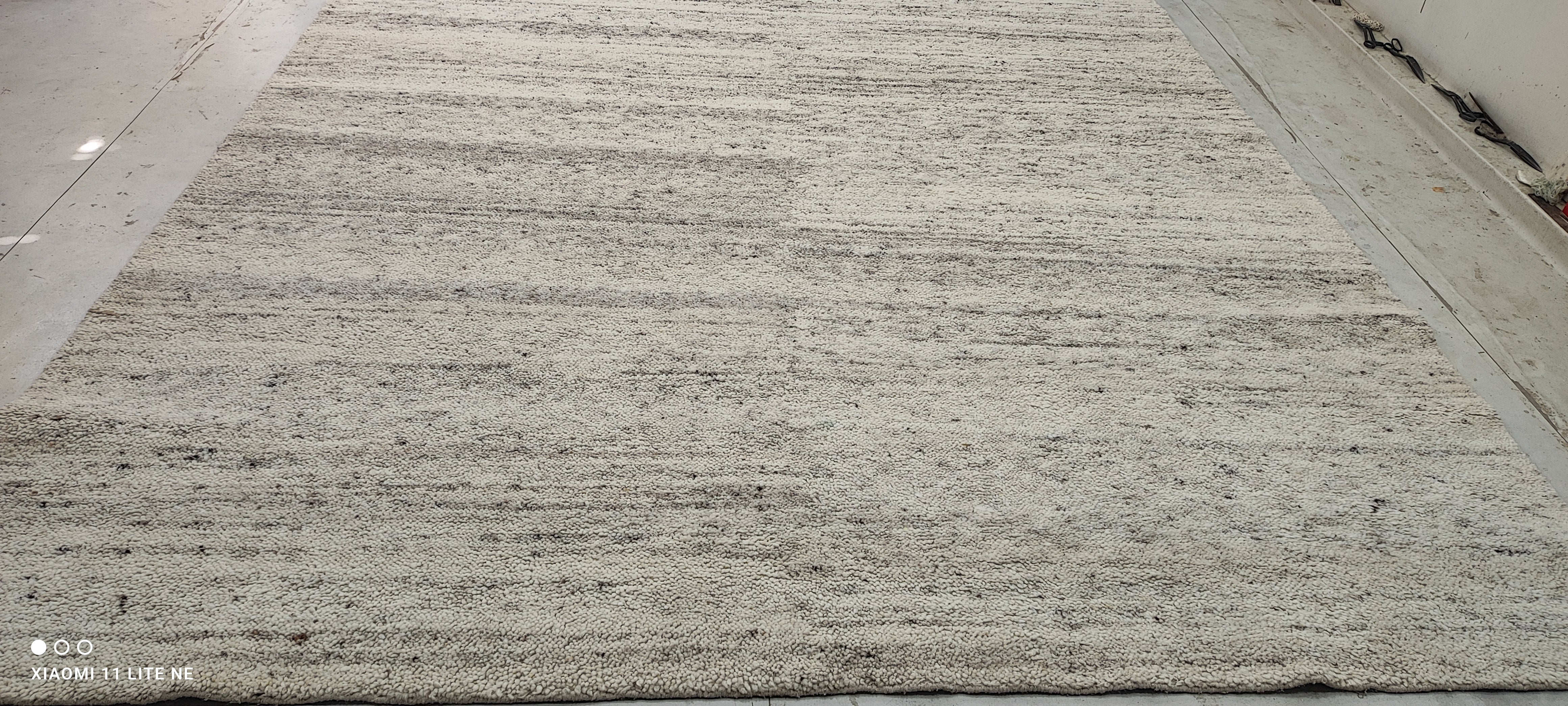 Angus Cloud Grey Handwoven Modern Durrie Rug (Multiple Sizes)