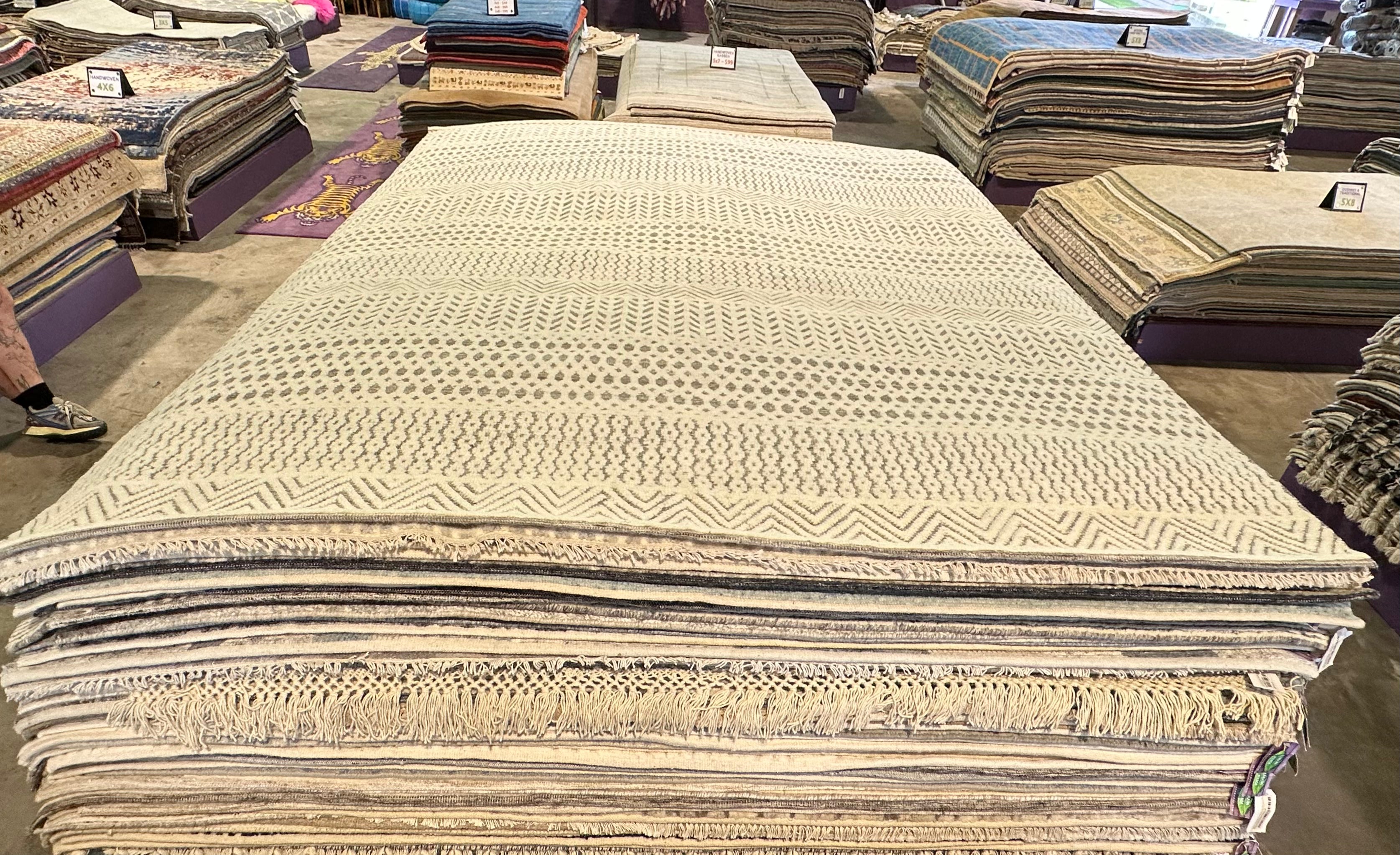 Ryan 8.3x10 Hand-Knotted White & Grey Cut Pile