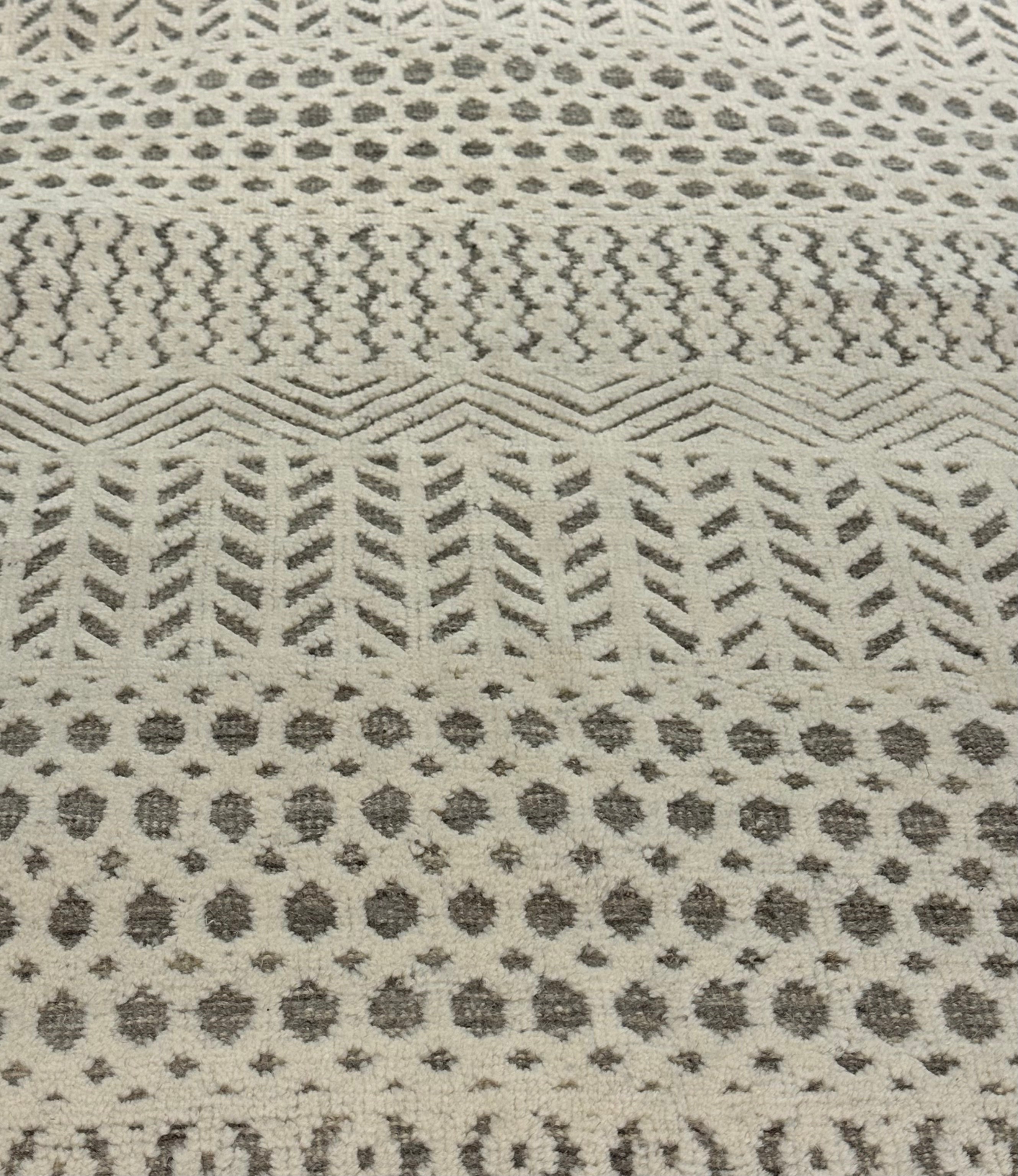 Ryan 8.3x10 Hand-Knotted White & Grey Cut Pile