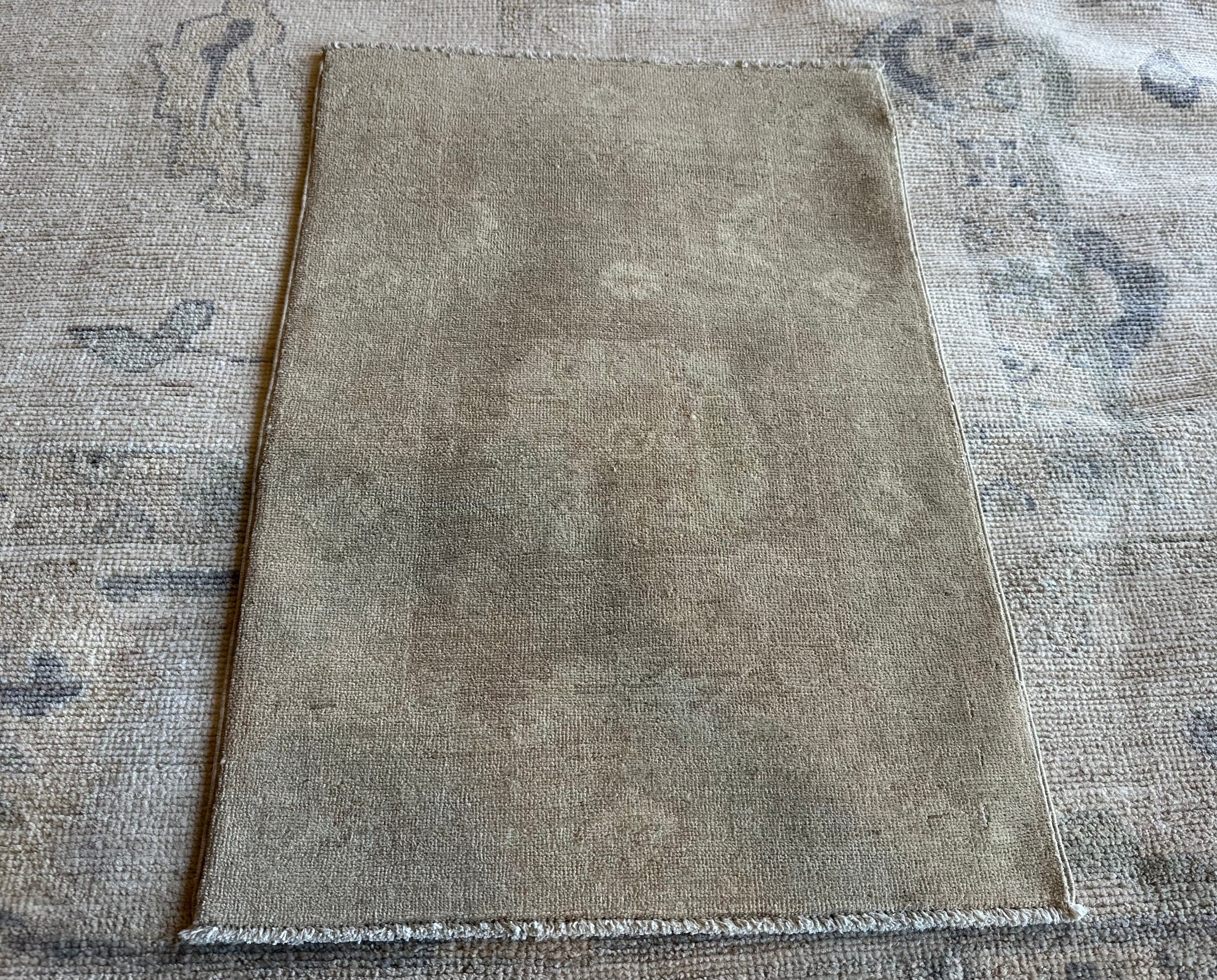 Reneé Rayles 1.11x2.11 Beige Hand-Knotted Farhan Rug