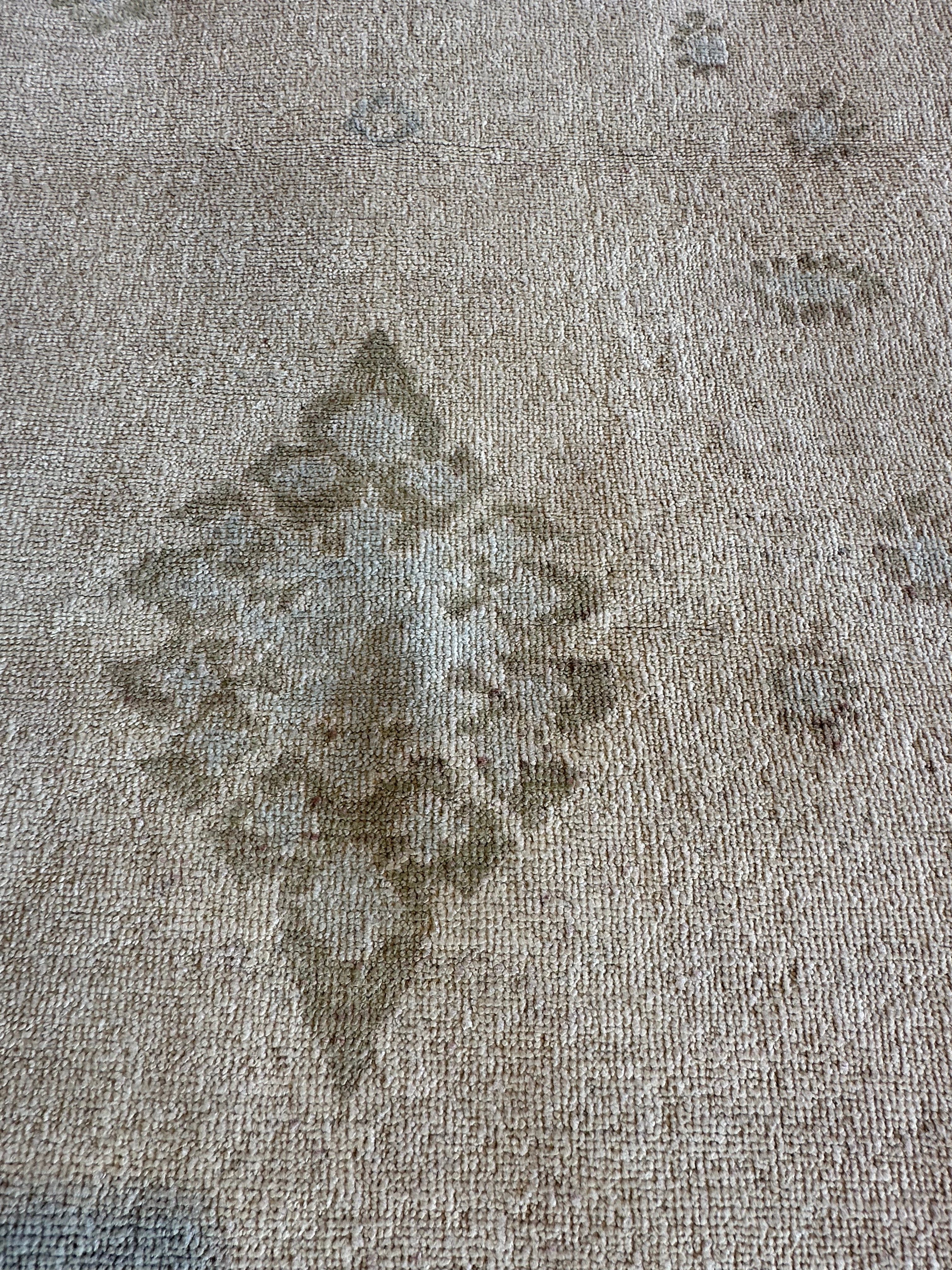 Aizley Ford 4.9x7.5 Cream Hand-Knotted Farhan Rug
