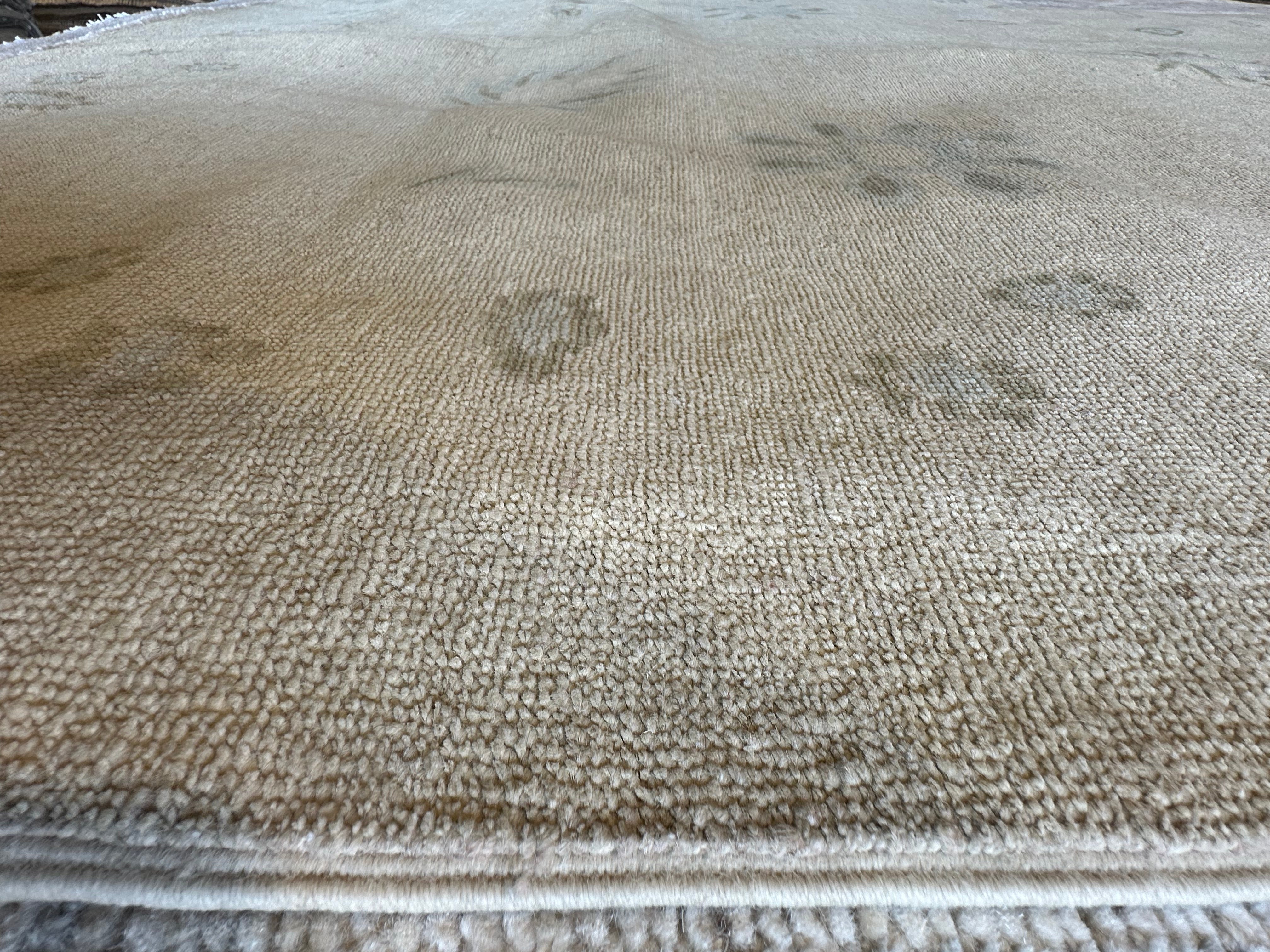 Aizley Ford 4.9x7.5 Cream Hand-Knotted Farhan Rug