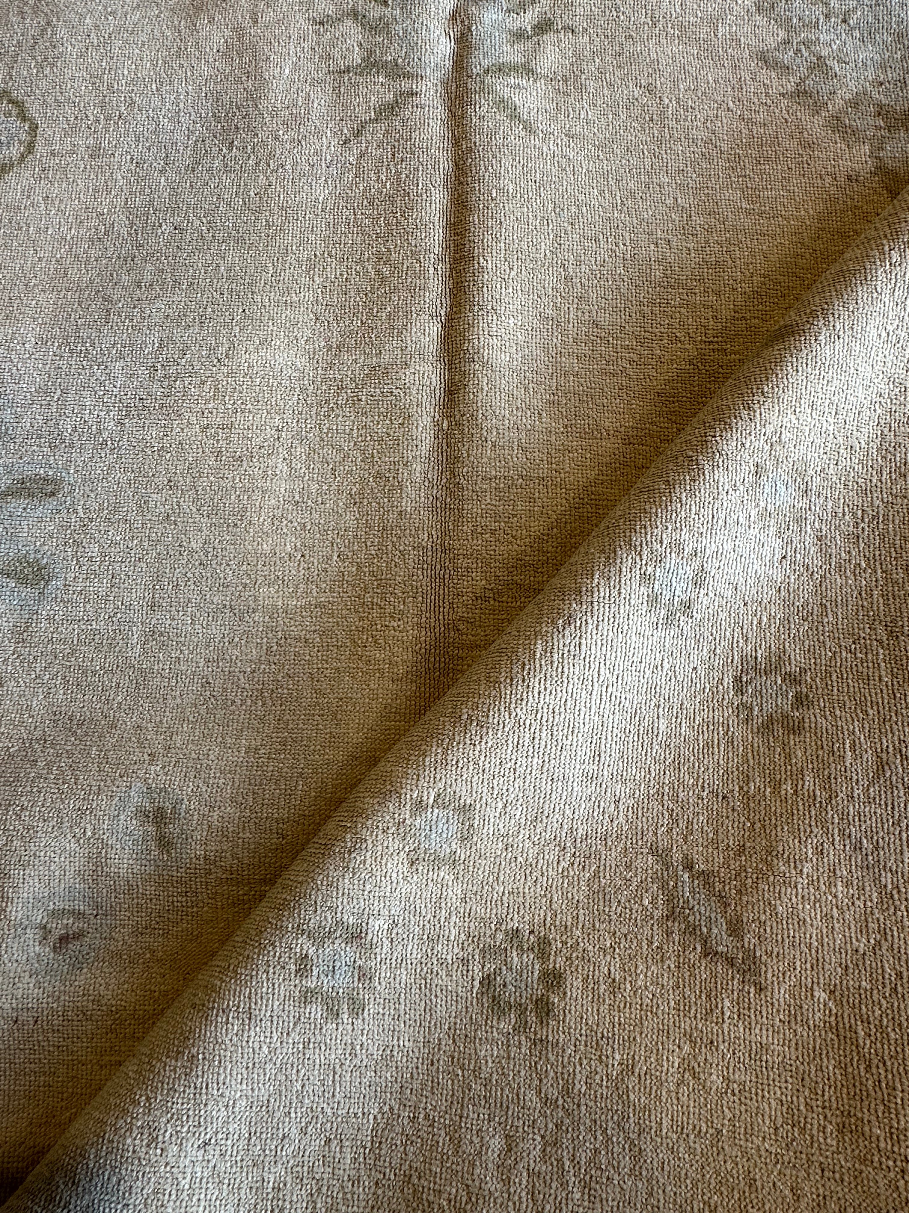 Aizley Ford 4.9x7.5 Cream Hand-Knotted Farhan Rug