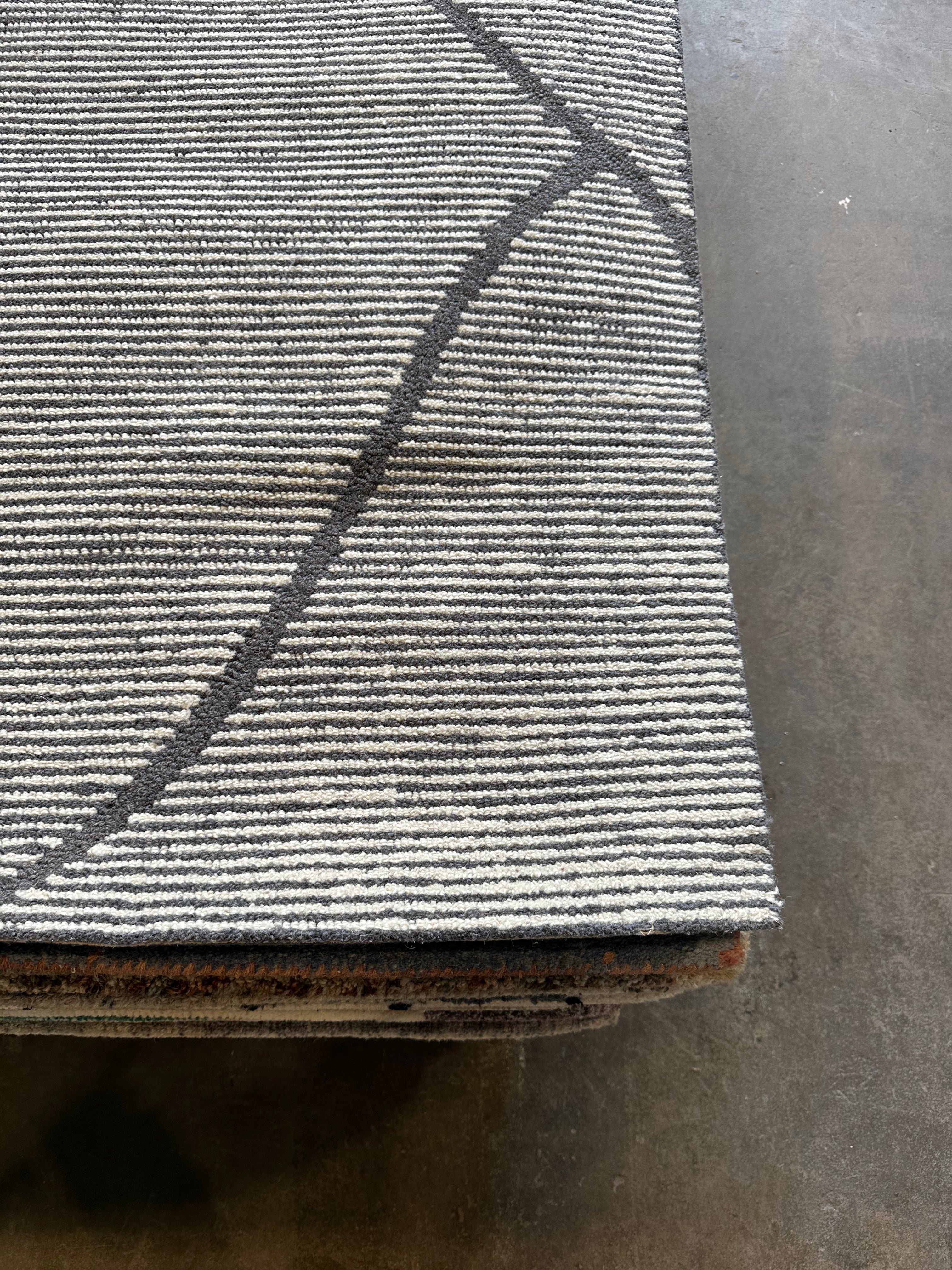 N.O. Joe 5.3x7.6 Hand-Tufted Grey Modern