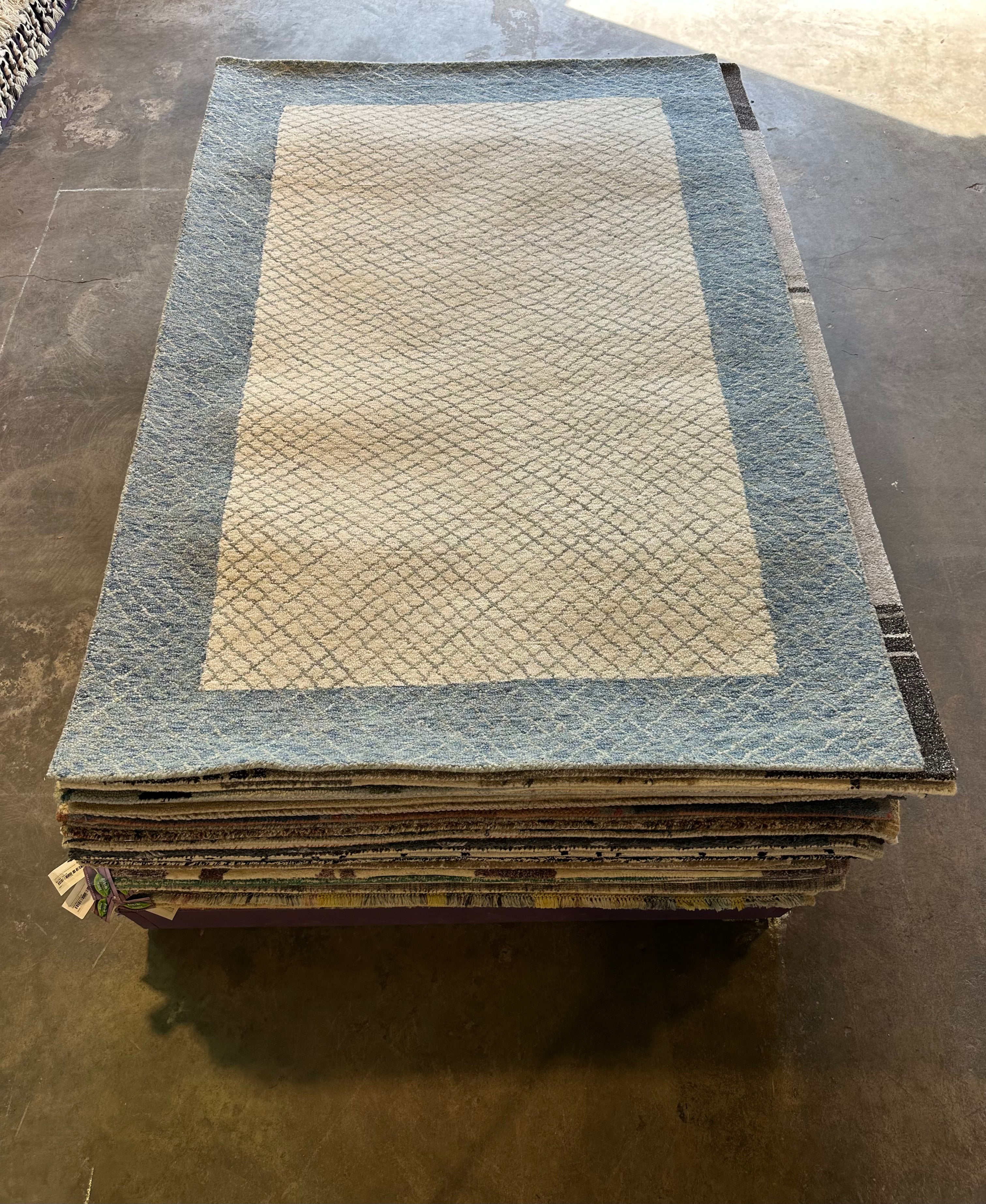 Hot Tin 5x7.6 Hand-Tufted Ivory & Blue Modern