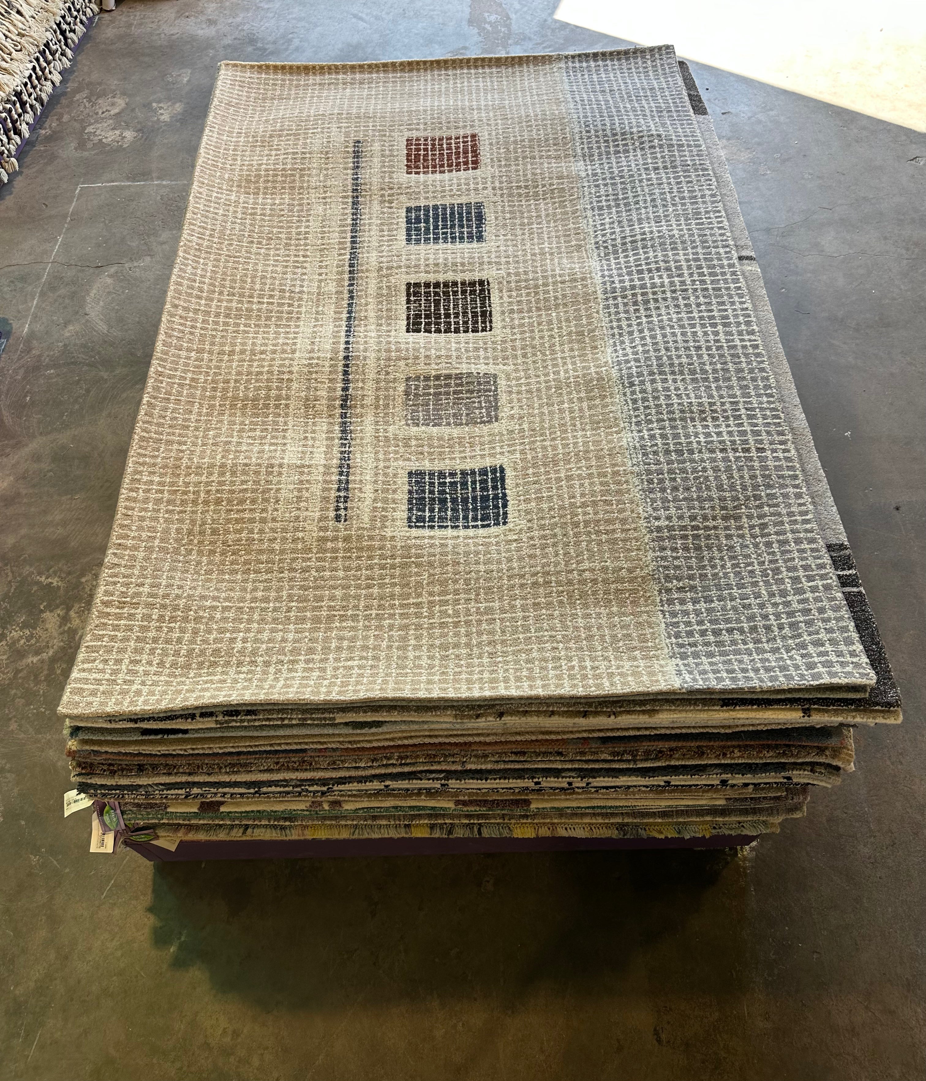 Nesby Phips 5x7.6 Hand-Tufted Beige Modern