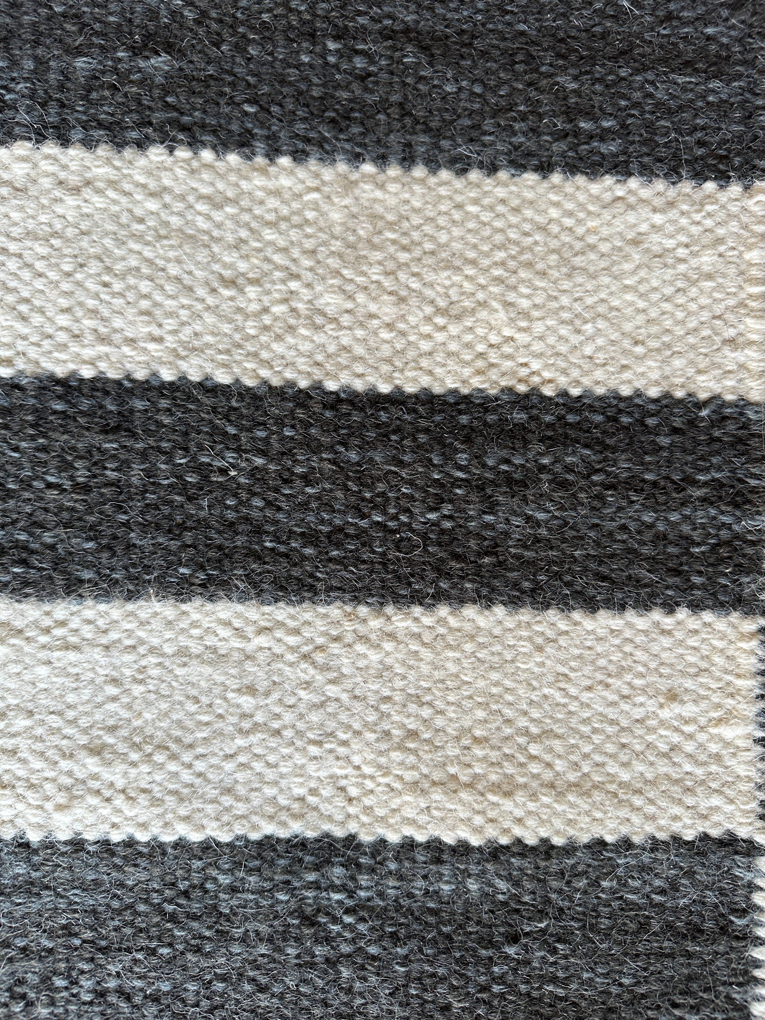 Wayne 5.3x7.6 Hand-Woven Durrie Black and White