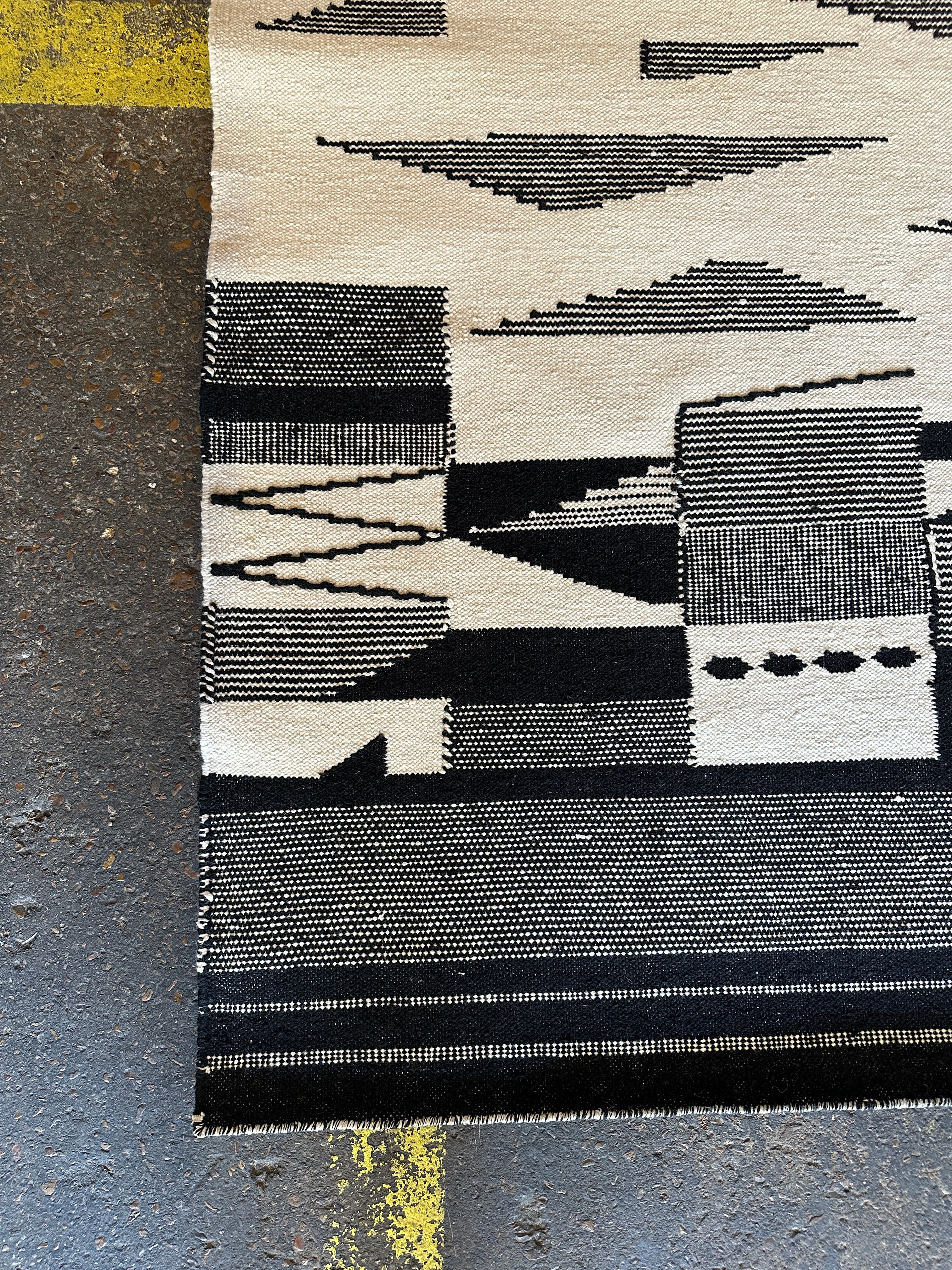 Steve Sanders 5x8 Hand-Woven Durrie Ivory and Black