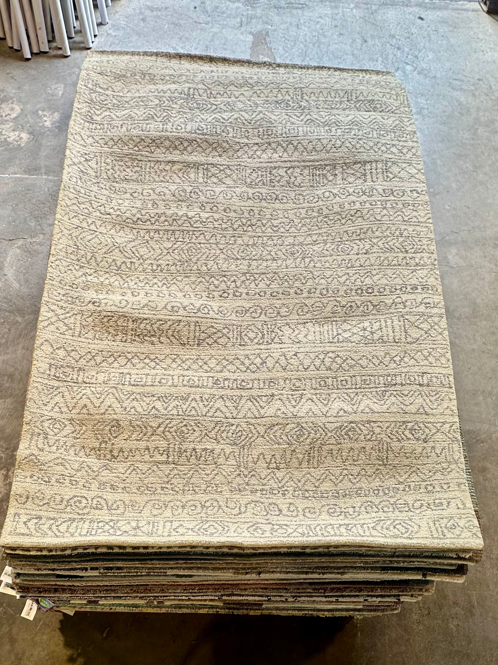 Ms. Mae's 5x8 Hand-Tufted Ivory & Grey Erased