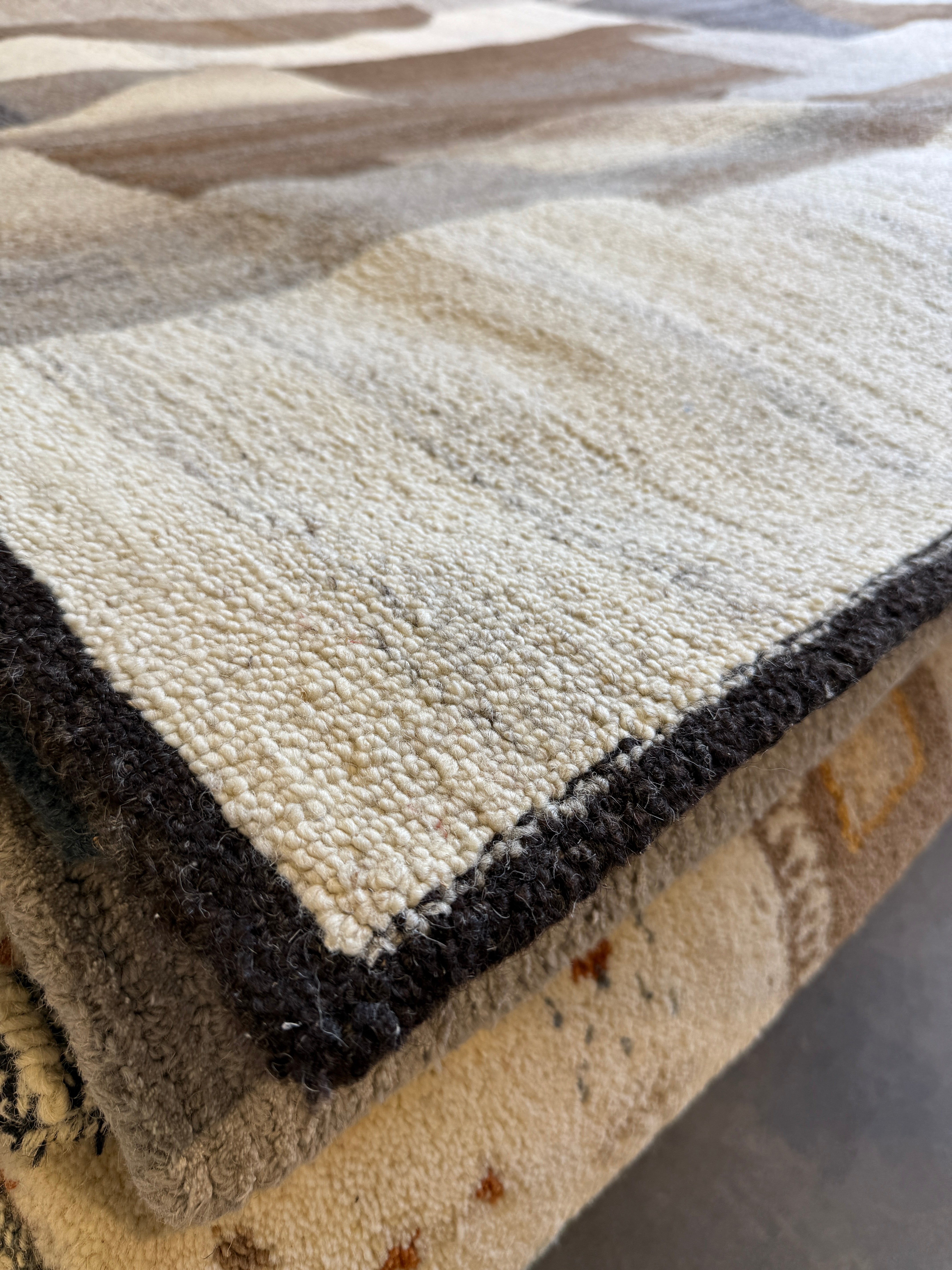 The Hangar 5.3x7.6 Hand-Tufted Silver & Grey Modern Loop