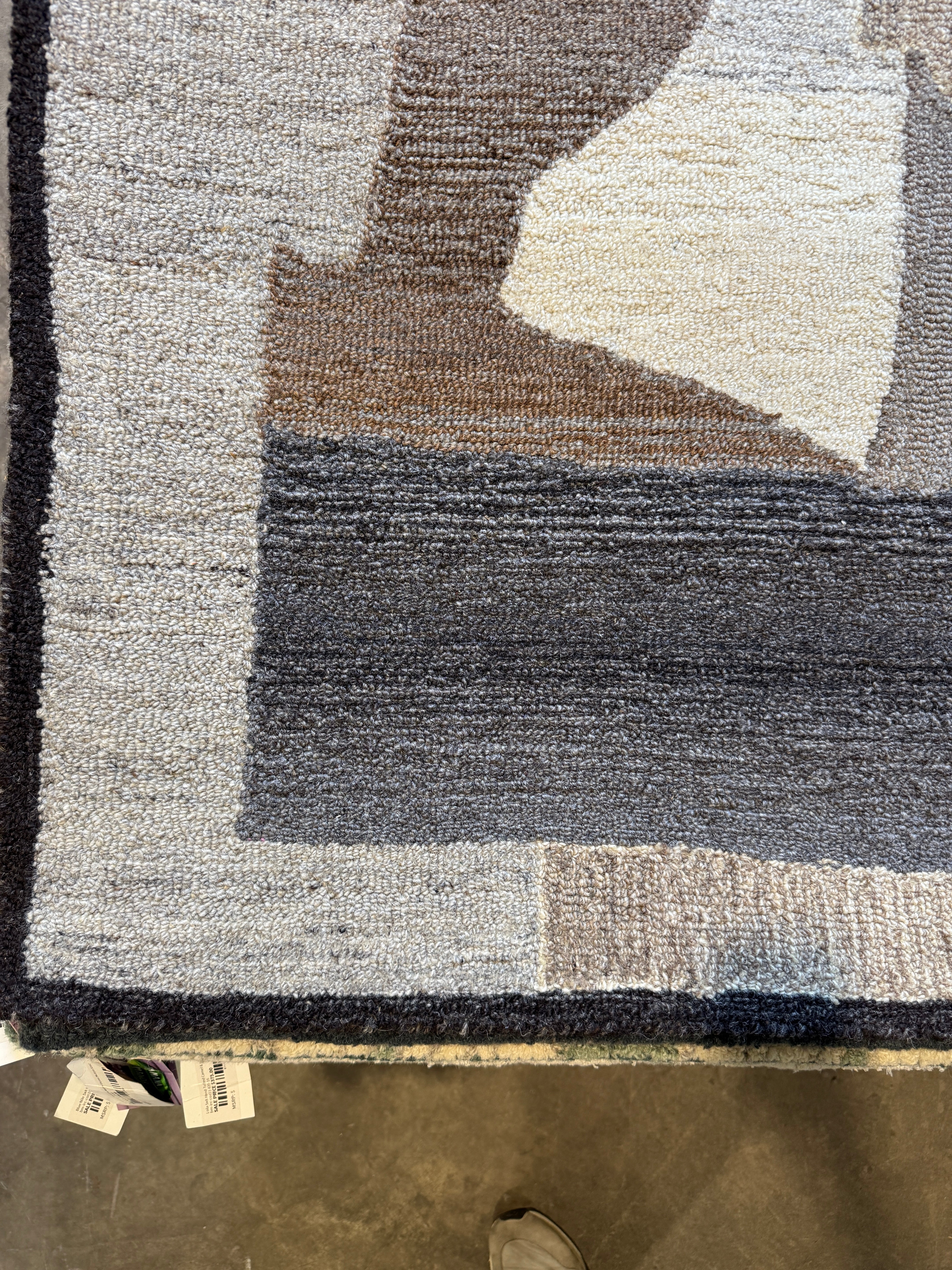 The Hangar 5.3x7.6 Hand-Tufted Silver & Grey Modern Loop