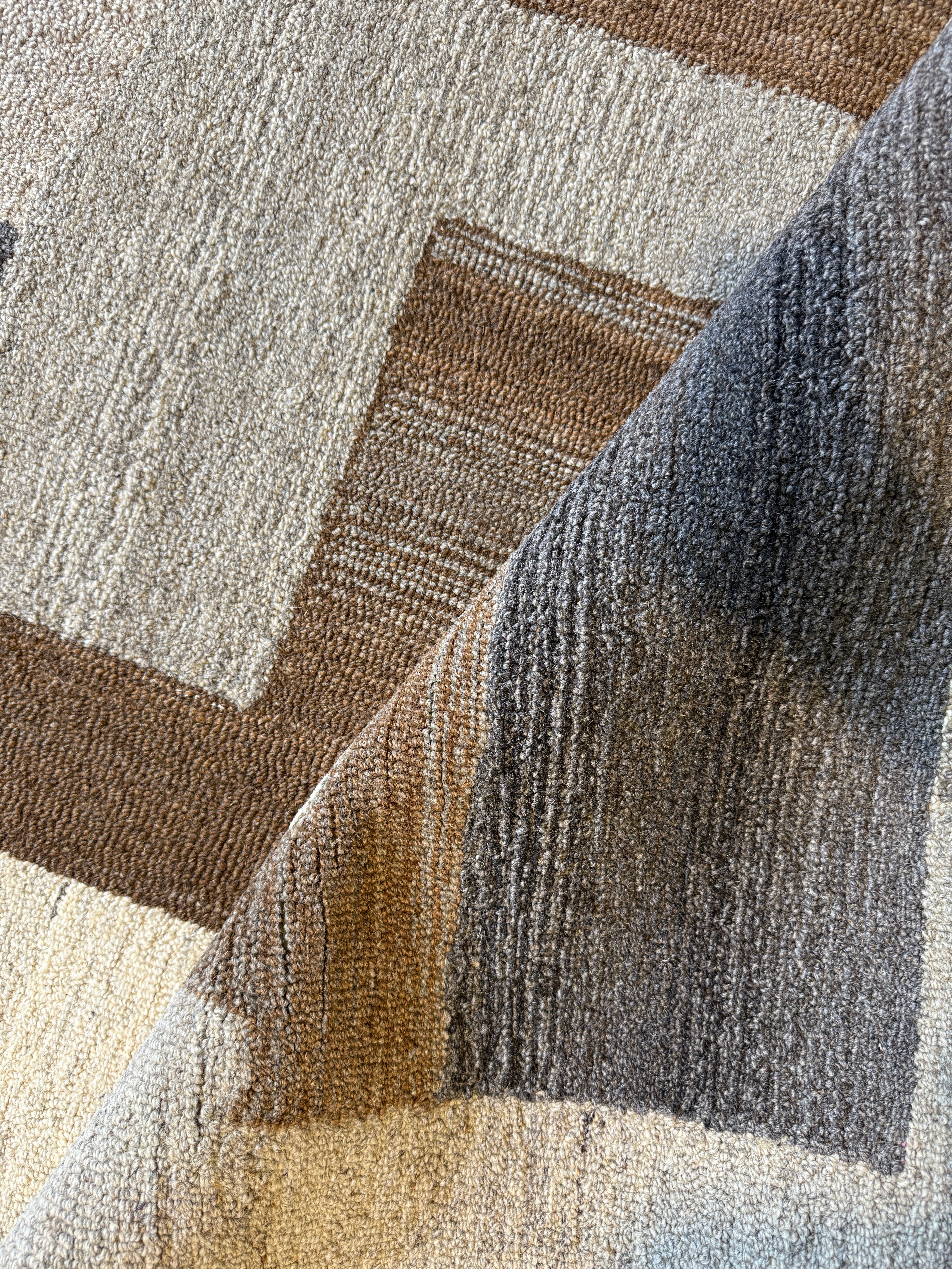 The Hangar 5.3x7.6 Hand-Tufted Silver & Grey Modern Loop