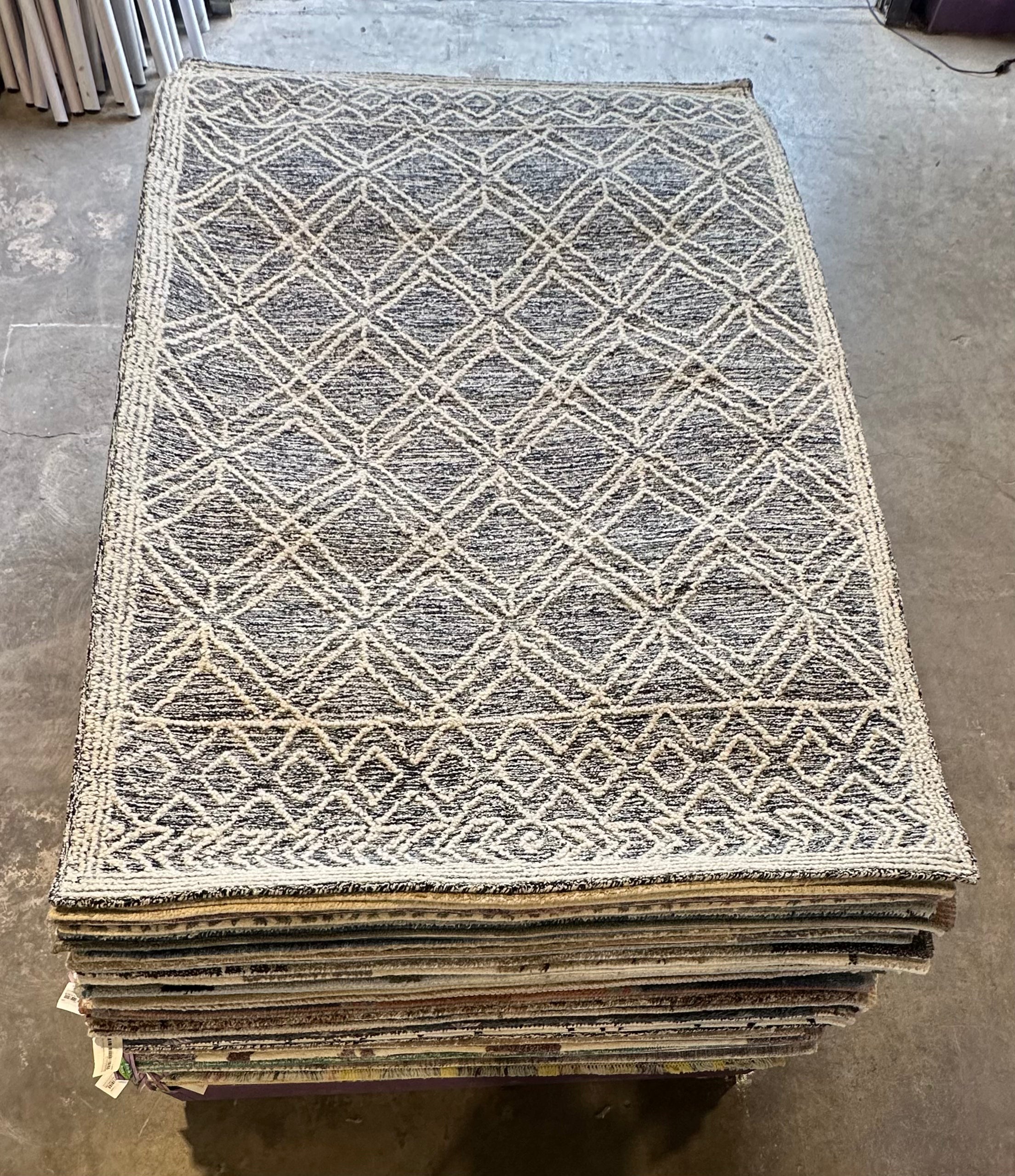 Amelia 5.3x8.0 Hand-Tufted Wool Black & Ivory Loop