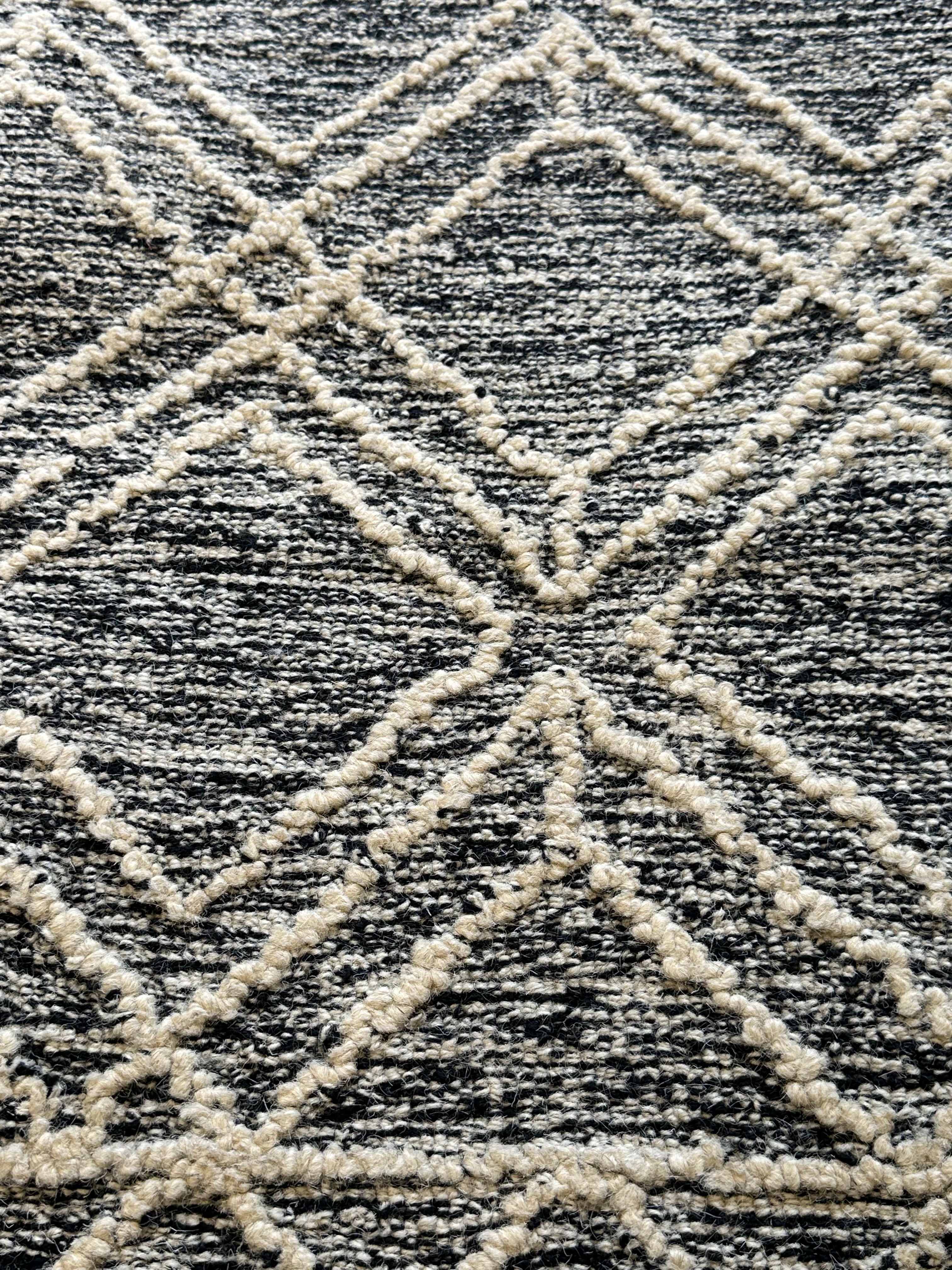 Amelia 5.3x8.0 Hand-Tufted Wool Black & Ivory Loop