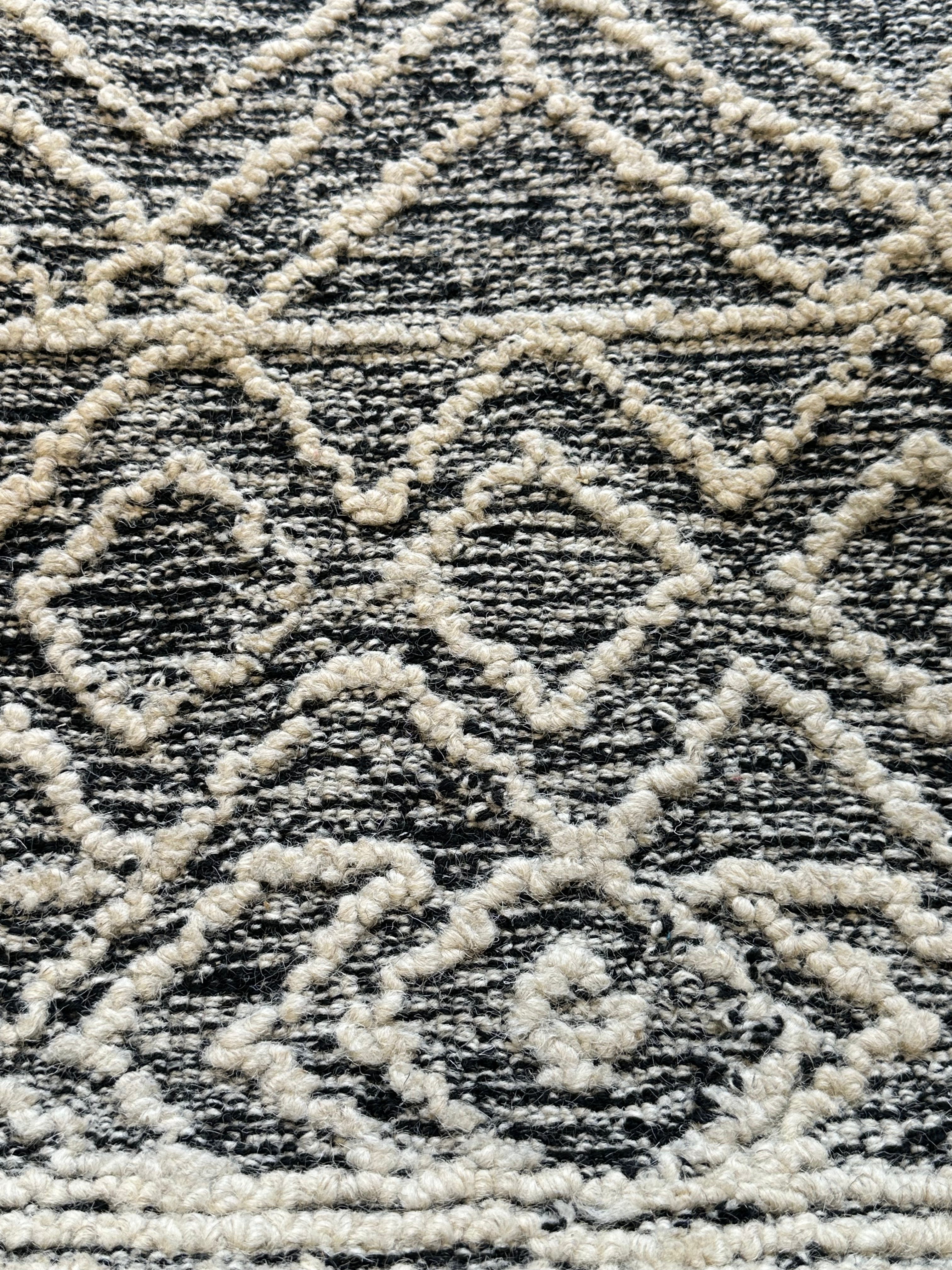 Amelia 5.3x8.0 Hand-Tufted Wool Black & Ivory Loop