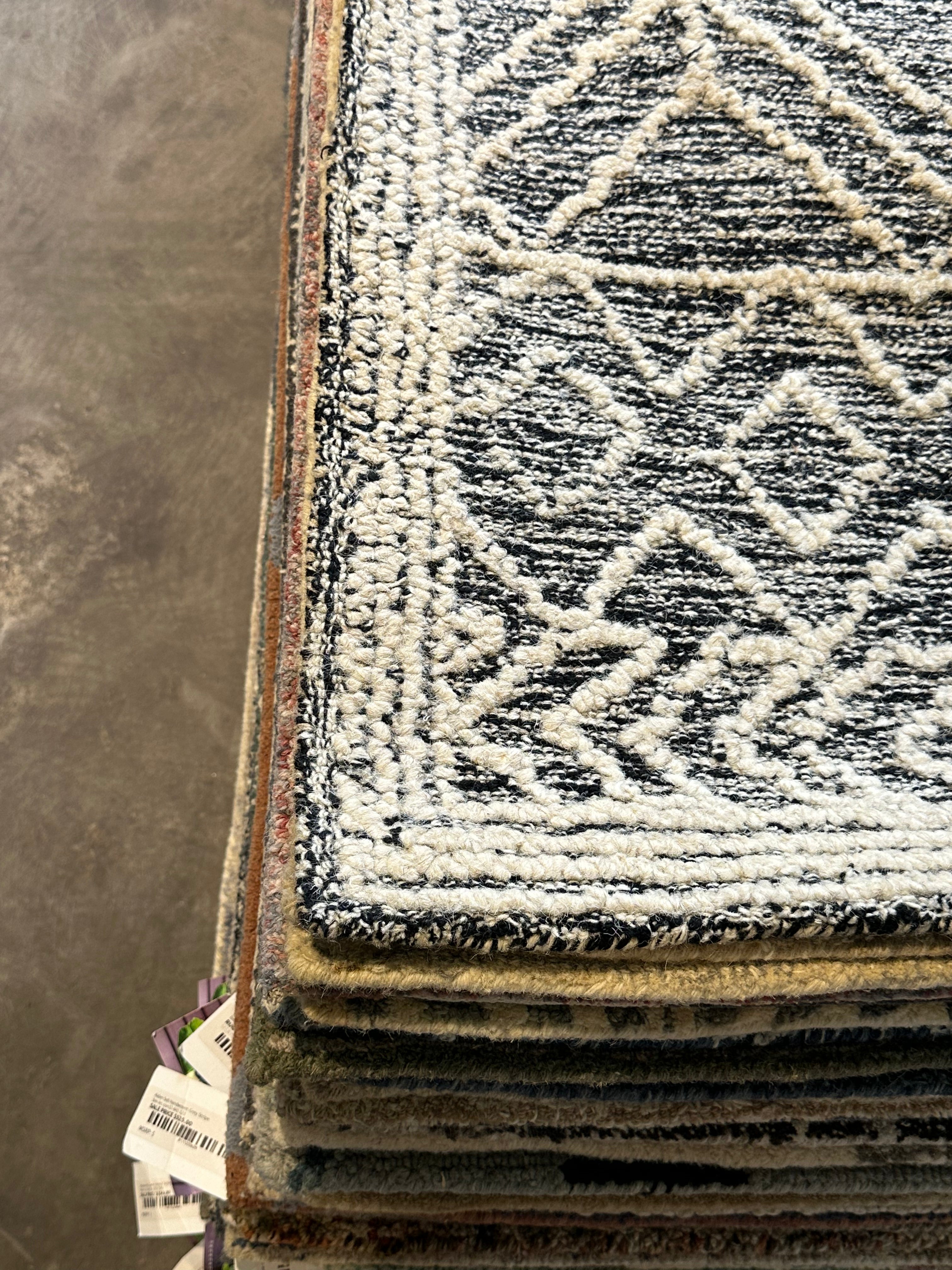 Amelia 5.3x8.0 Hand-Tufted Wool Black & Ivory Loop