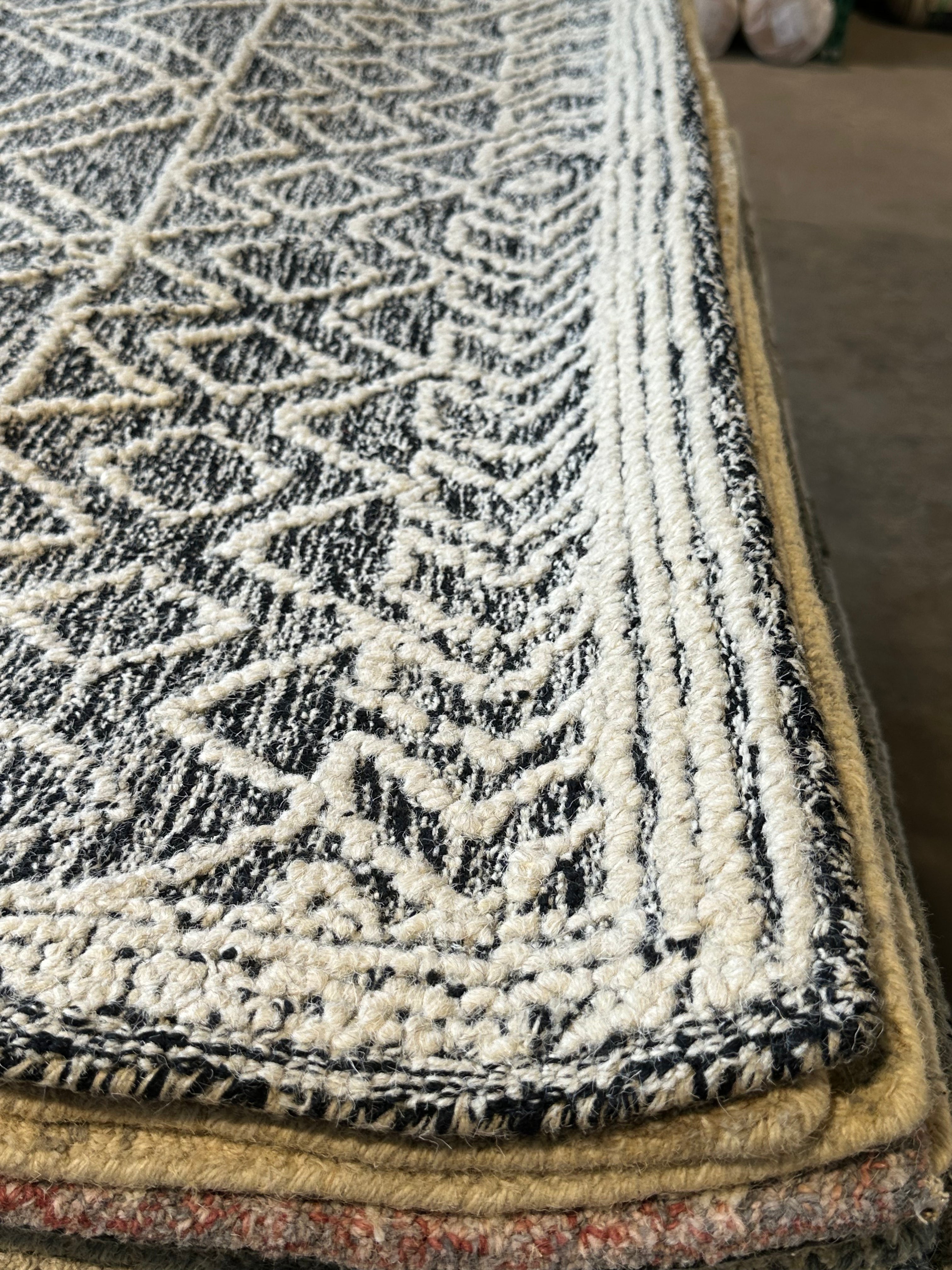 Amelia 5.3x8.0 Hand-Tufted Wool Black & Ivory Loop