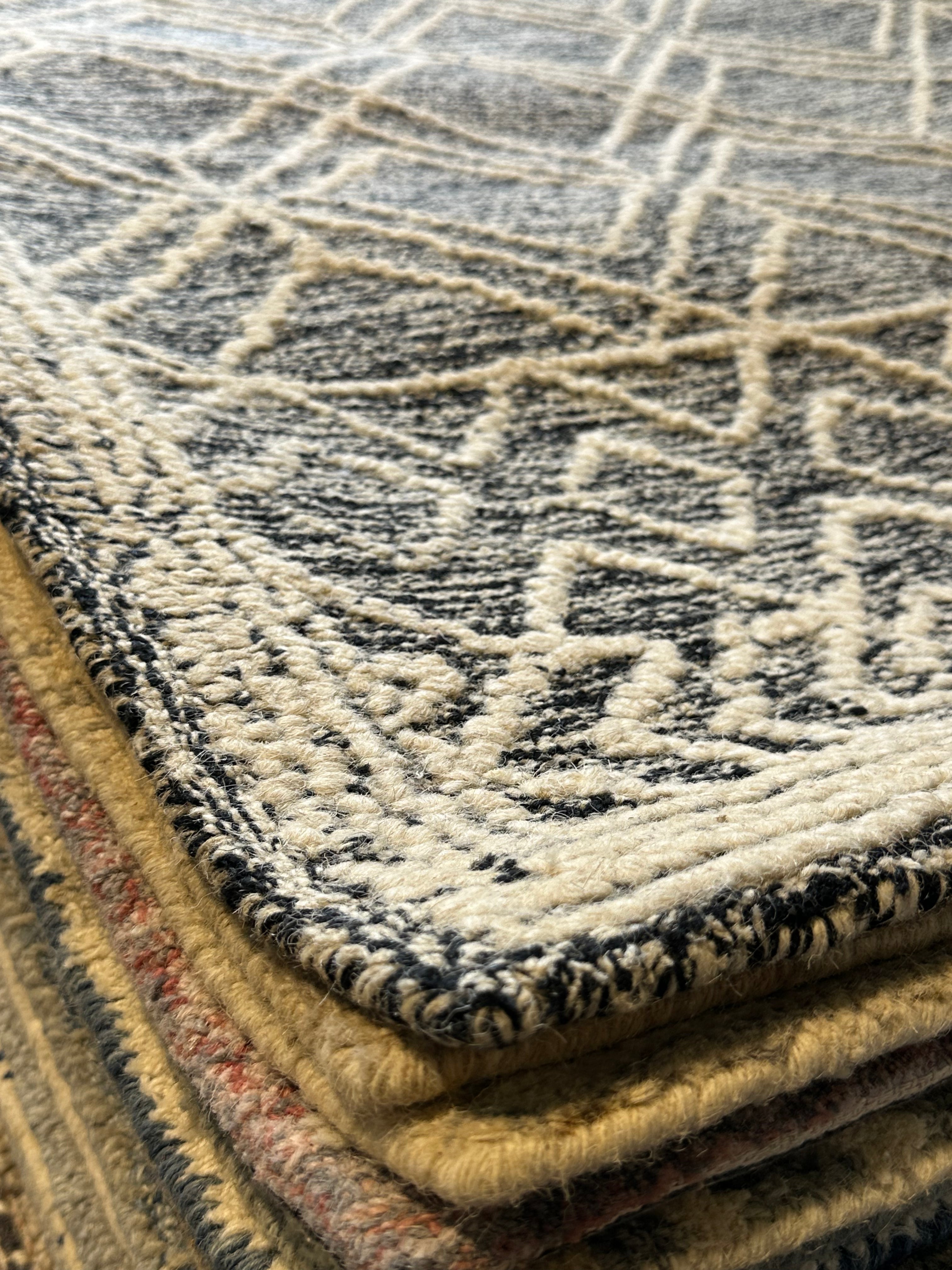 Amelia 5.3x8.0 Hand-Tufted Wool Black & Ivory Loop