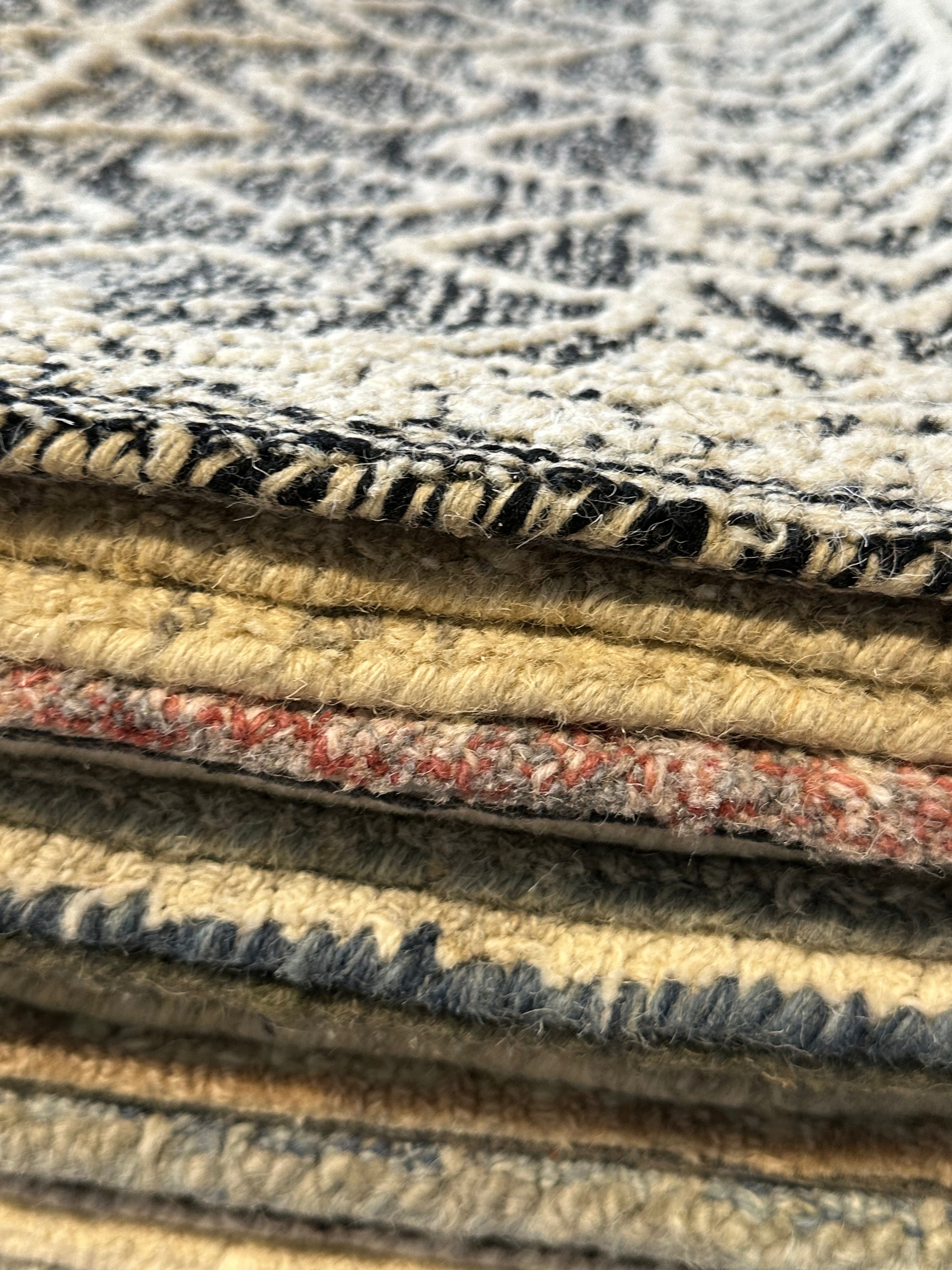 Amelia 5.3x8.0 Hand-Tufted Wool Black & Ivory Loop