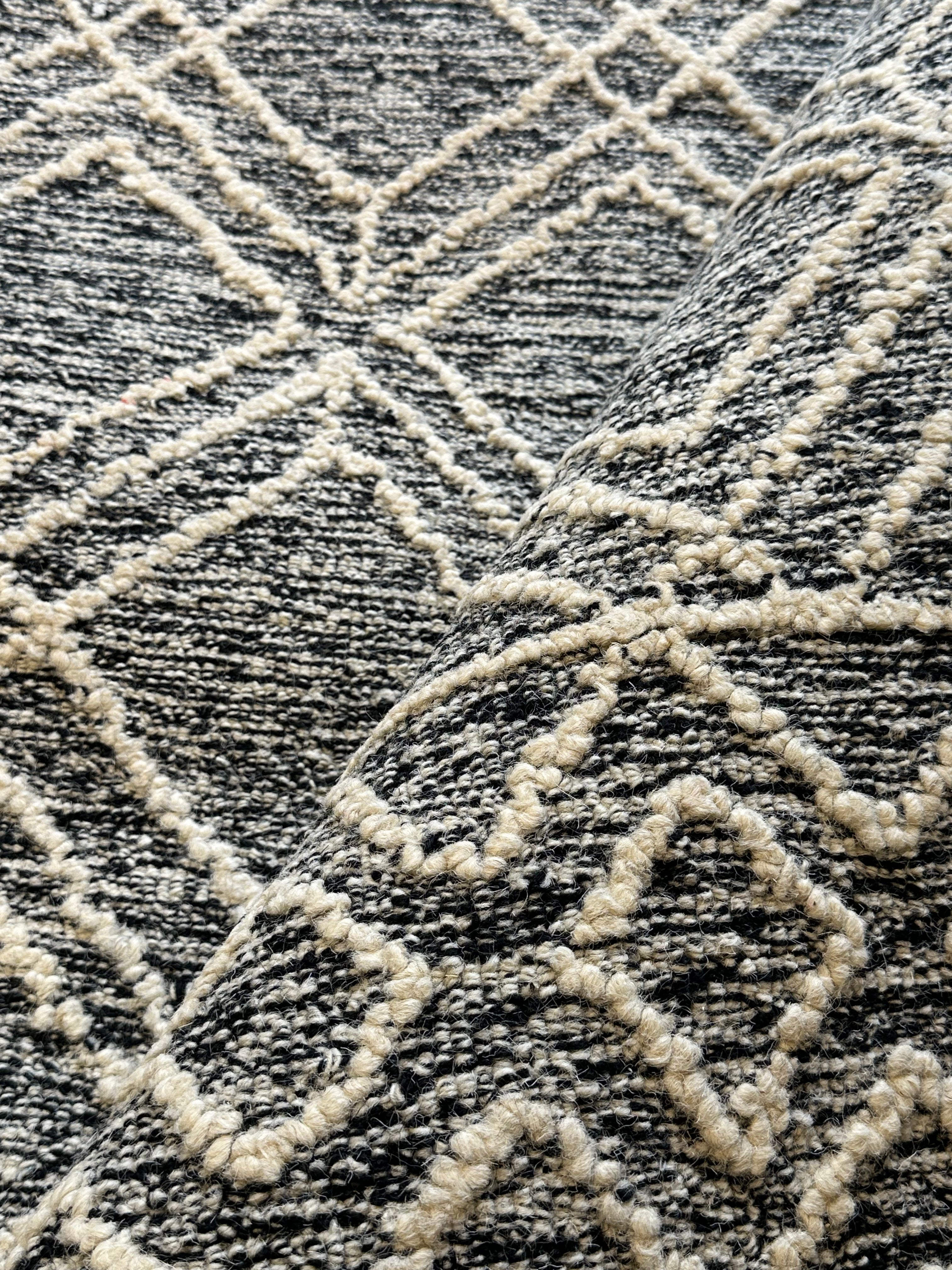 Amelia 5.3x8.0 Hand-Tufted Wool Black & Ivory Loop