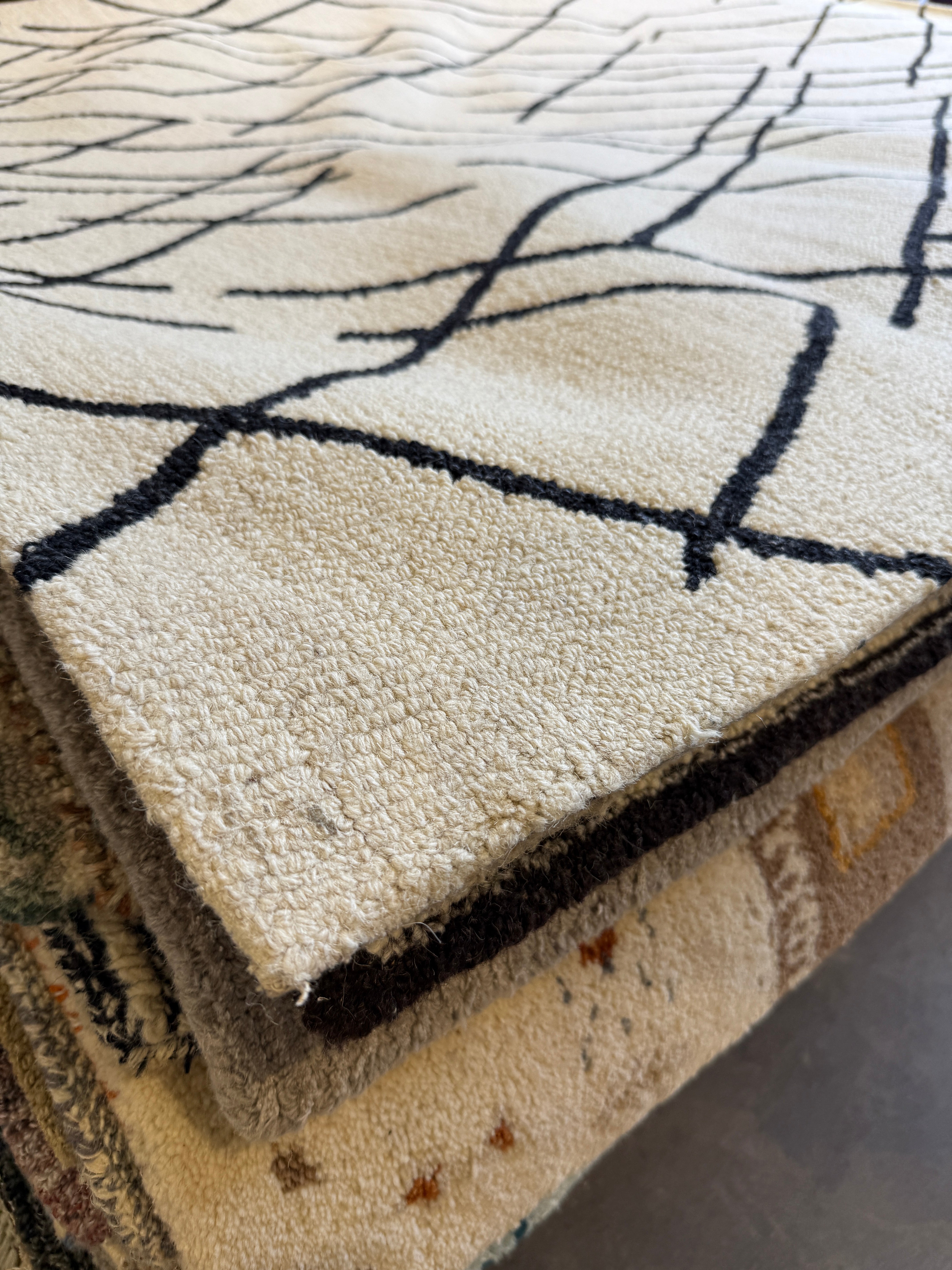 Quintron 5x8 Hand-Tufted Ivory & Black High Low