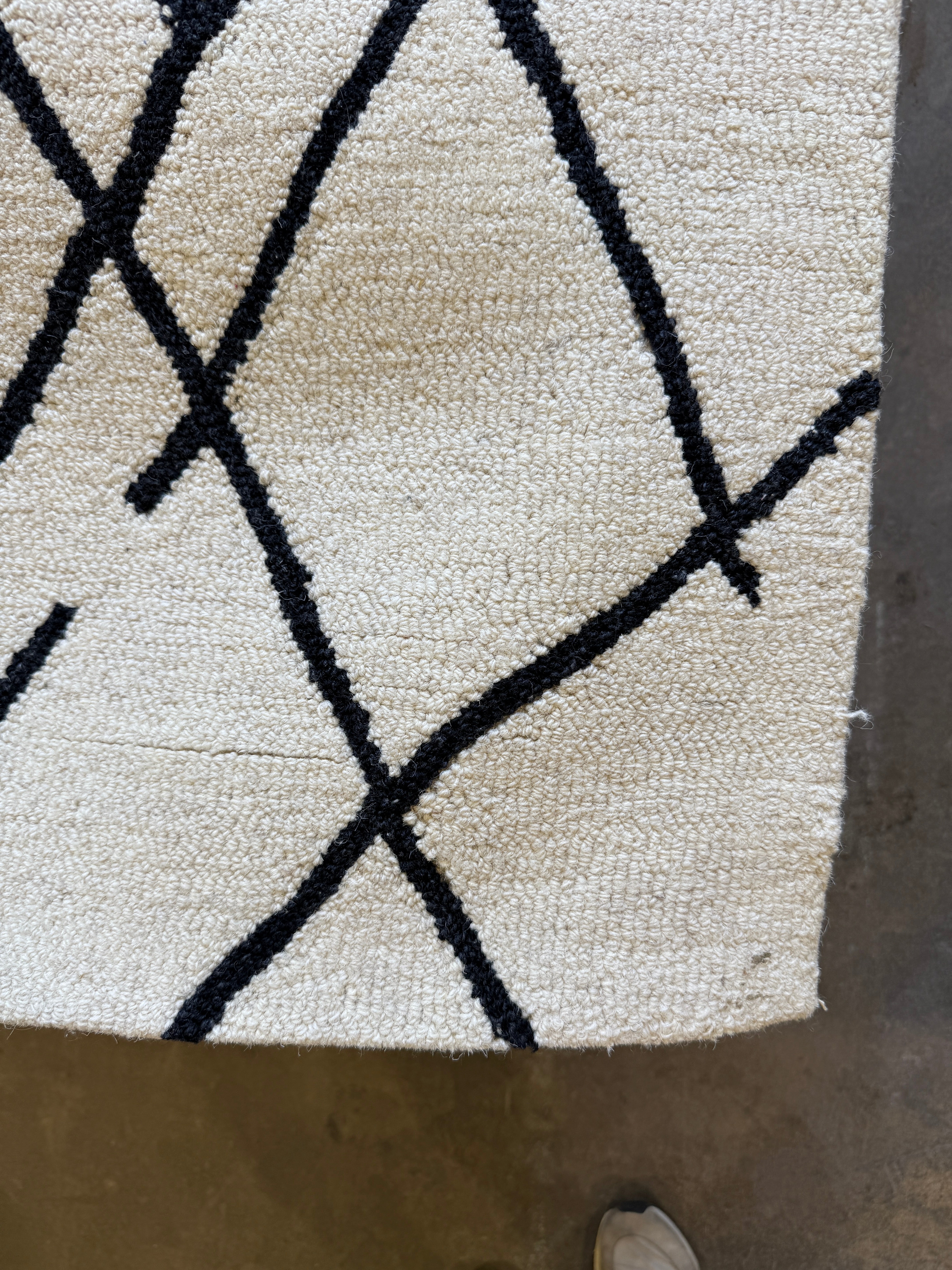 Quintron 5x8 Hand-Tufted Ivory & Black High Low